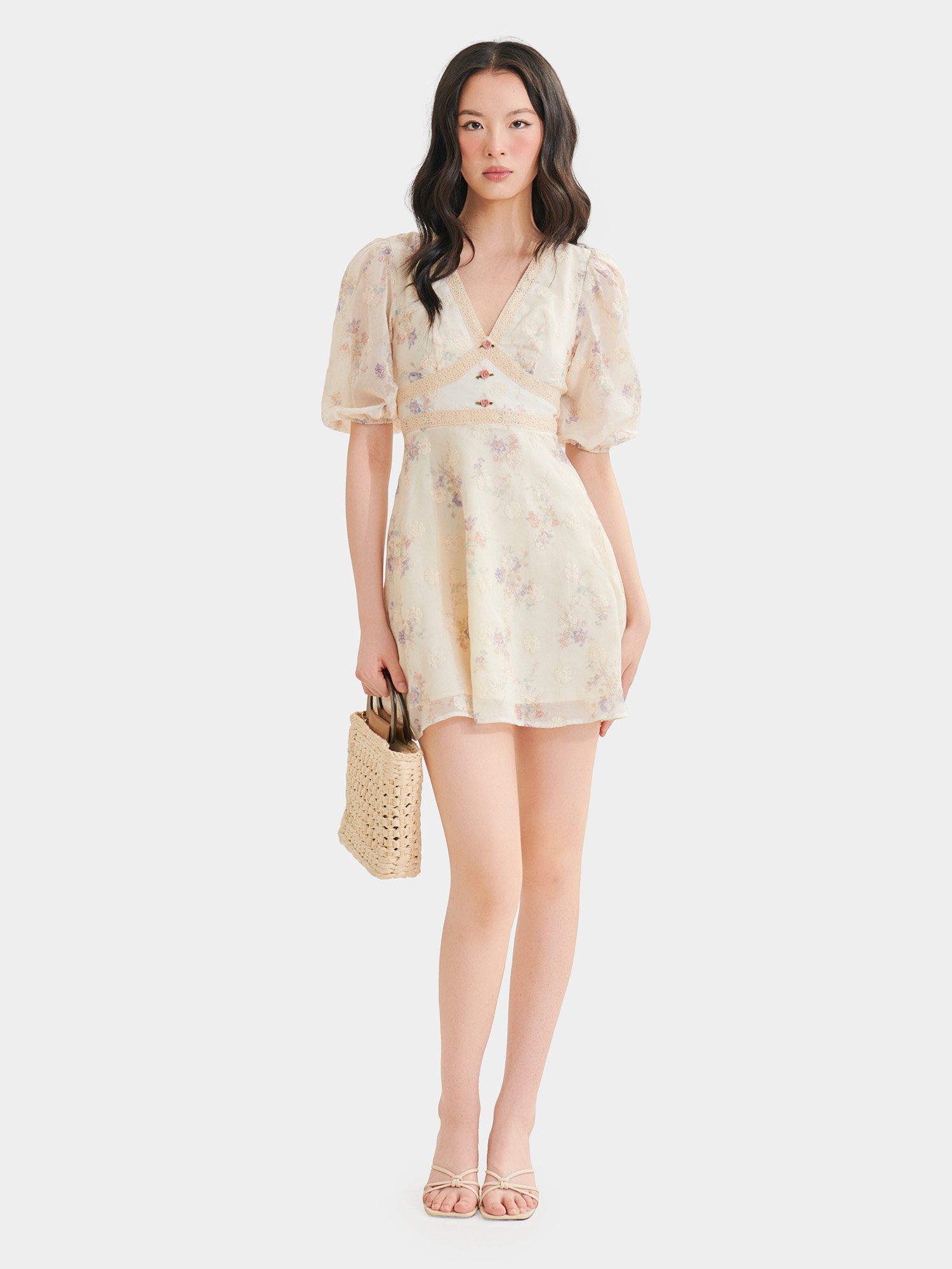 Đầm mini tơ thêu hoa tay lỡ cổ V phối ren