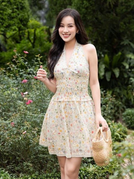  Đầm hoa thêu cổ yếm phối ren 