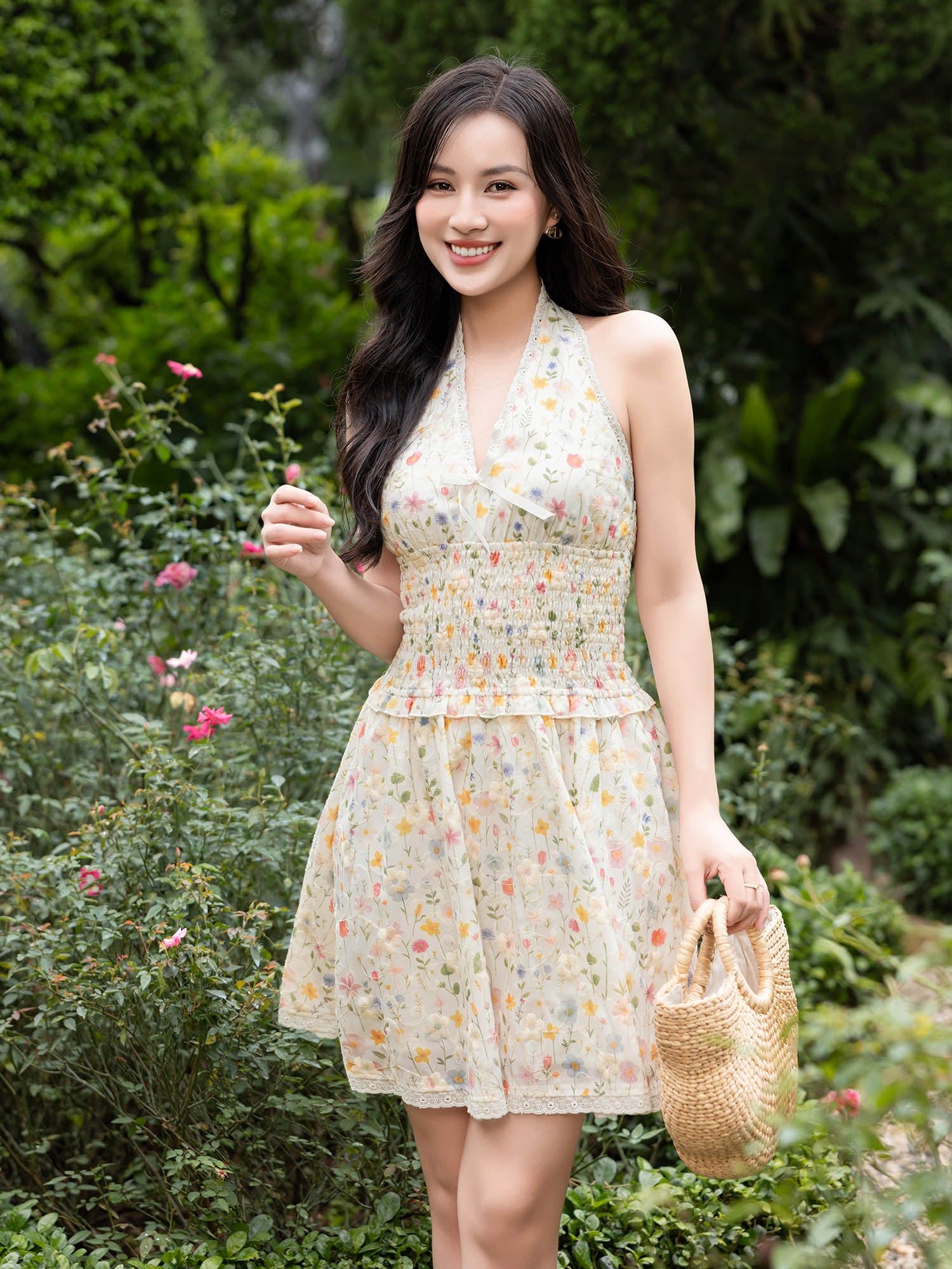  Đầm hoa thêu cổ yếm phối ren 