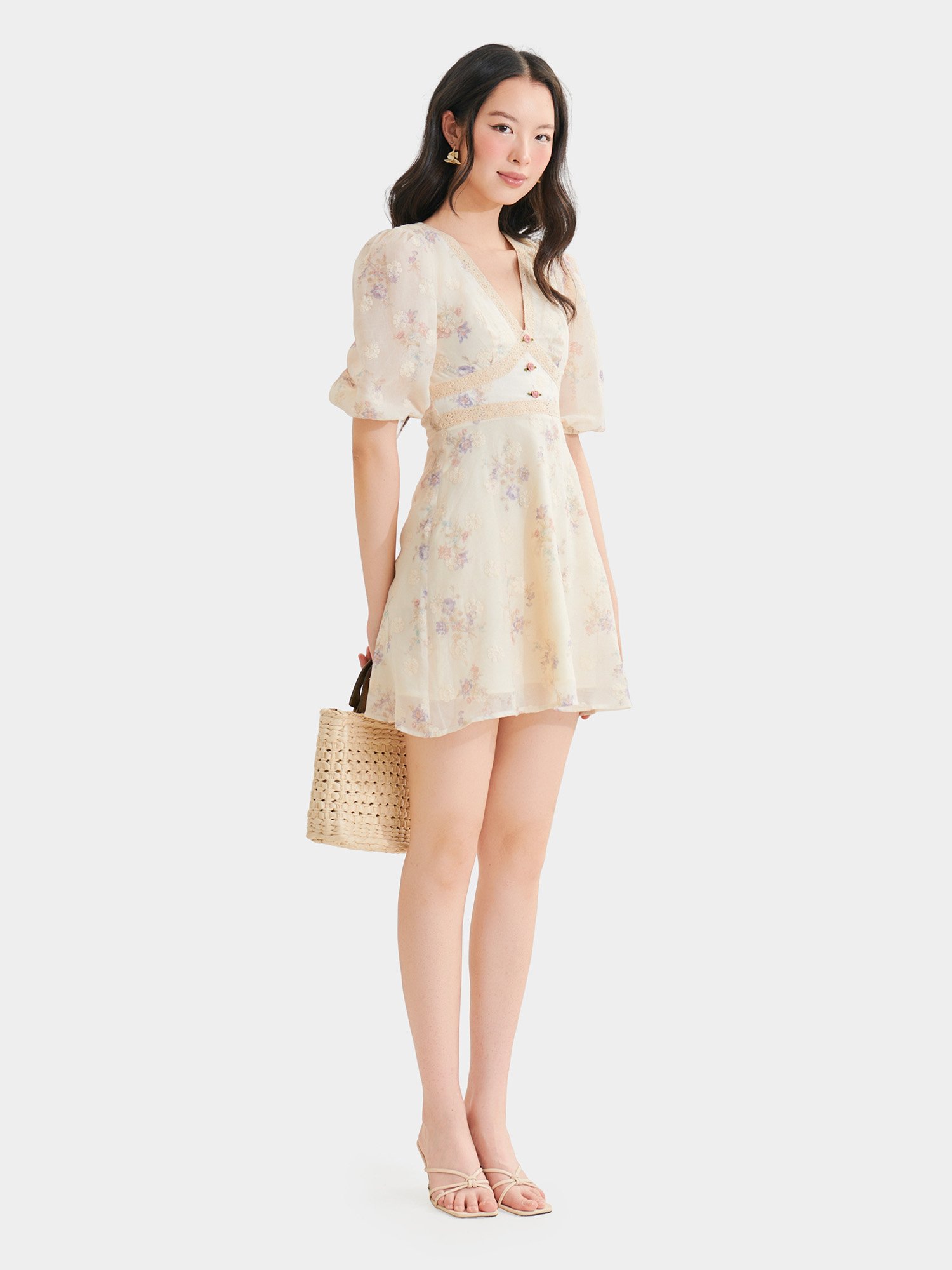 Đầm mini tơ thêu hoa tay lỡ cổ V phối ren