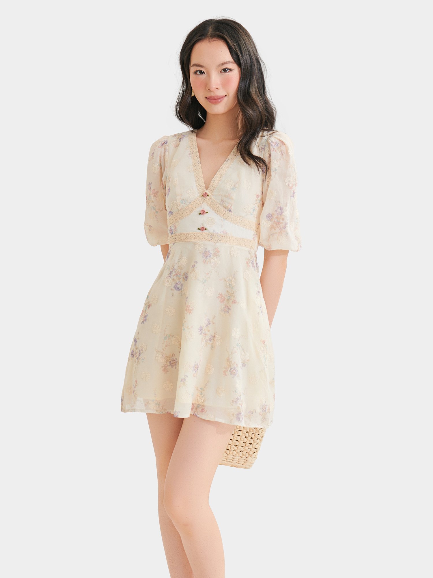 Đầm mini tơ thêu hoa tay lỡ cổ V phối ren