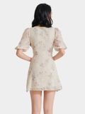  Đầm mini tơ thêu hoa tay lỡ cổ V phối ren 