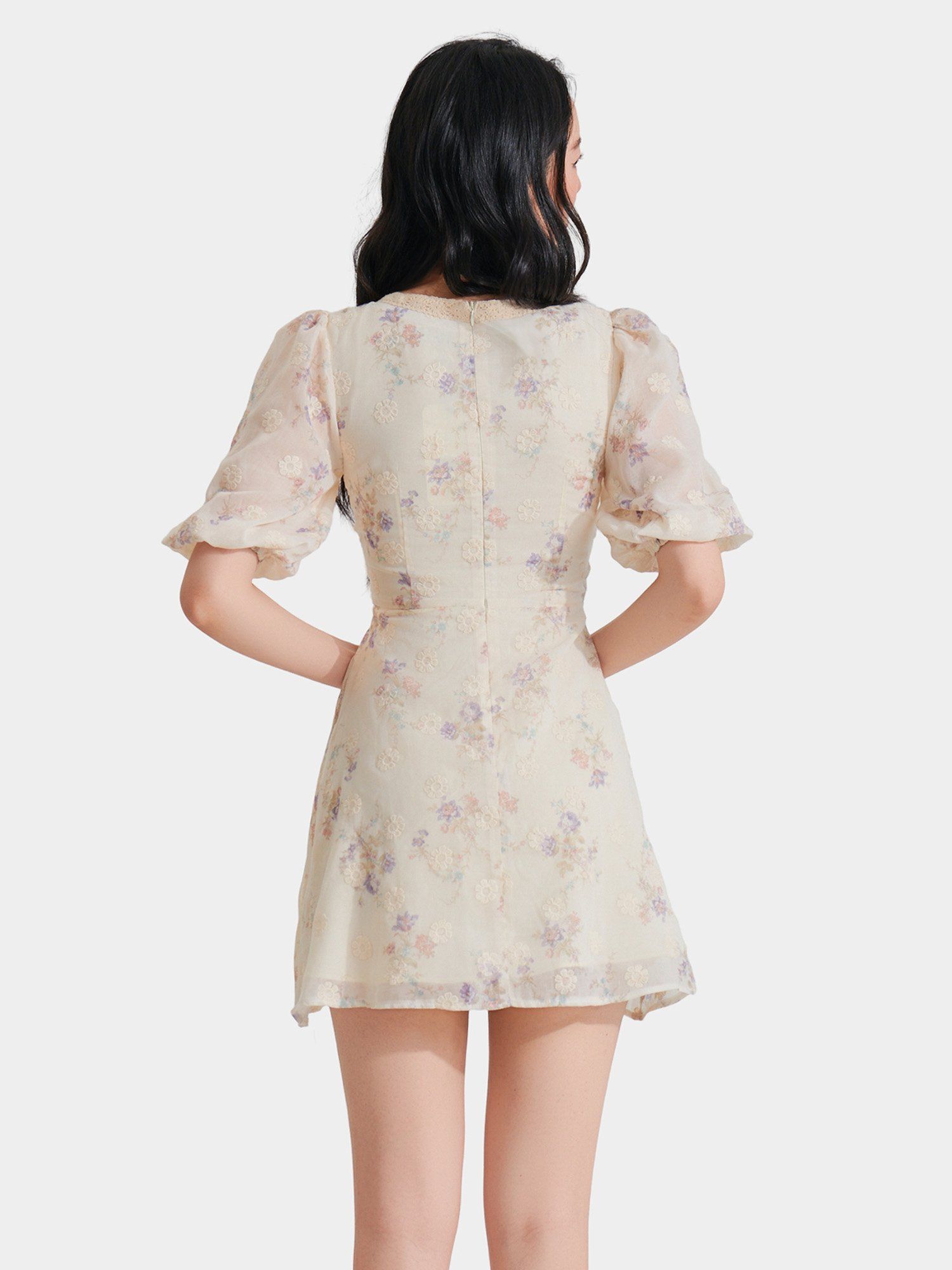  Đầm mini tơ thêu hoa tay lỡ cổ V phối ren 