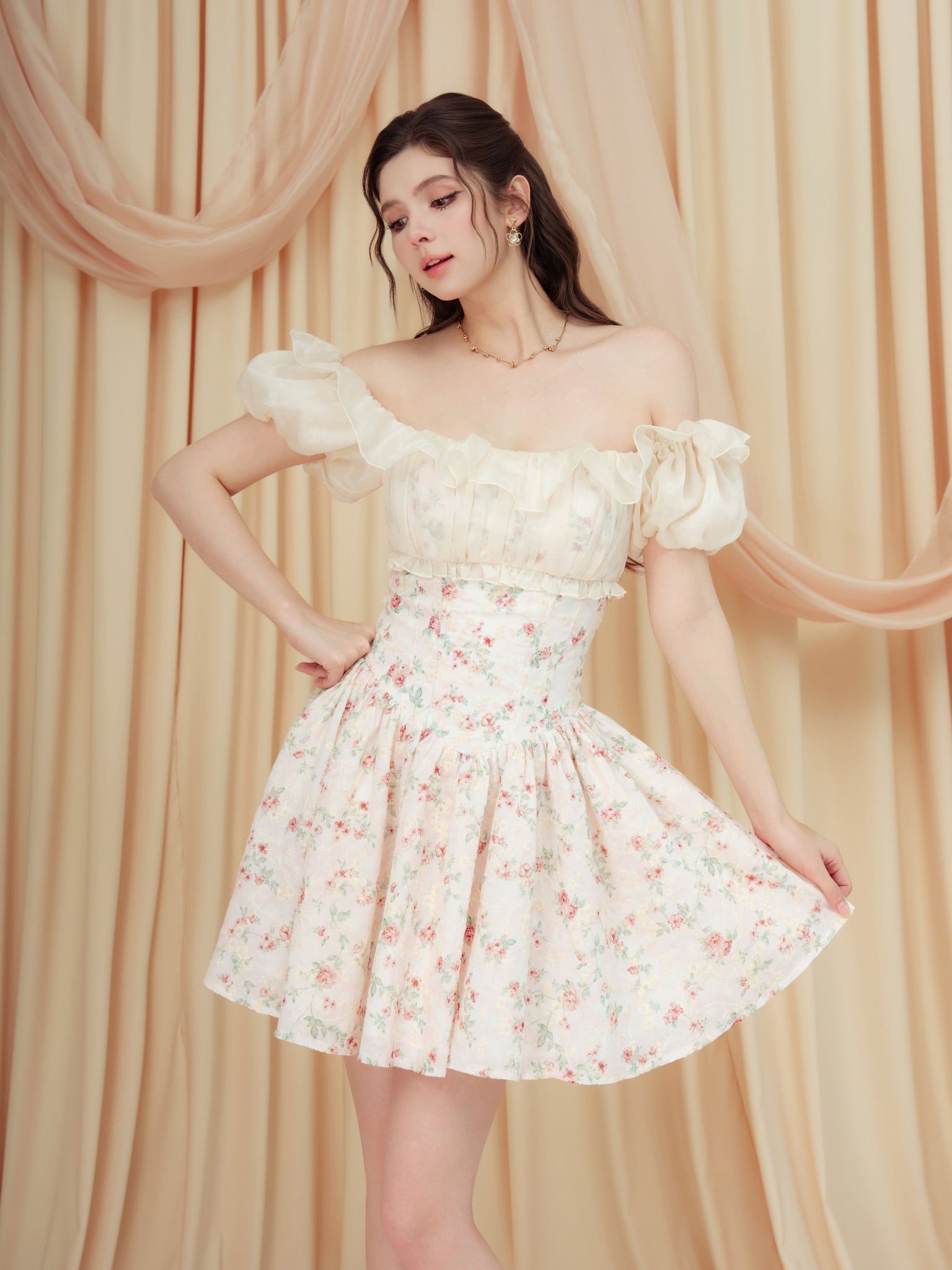  Đầm mini cotton hoa bẹt vai 