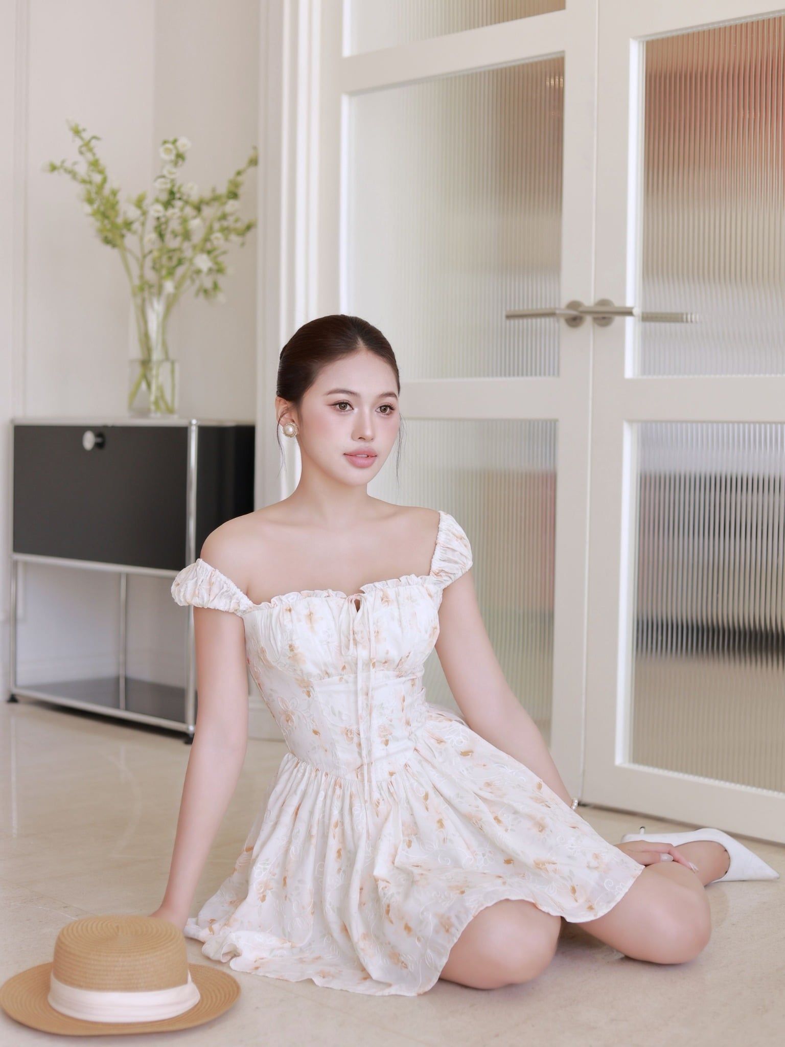  Đầm mini tơ thêu hoa dáng xòe 