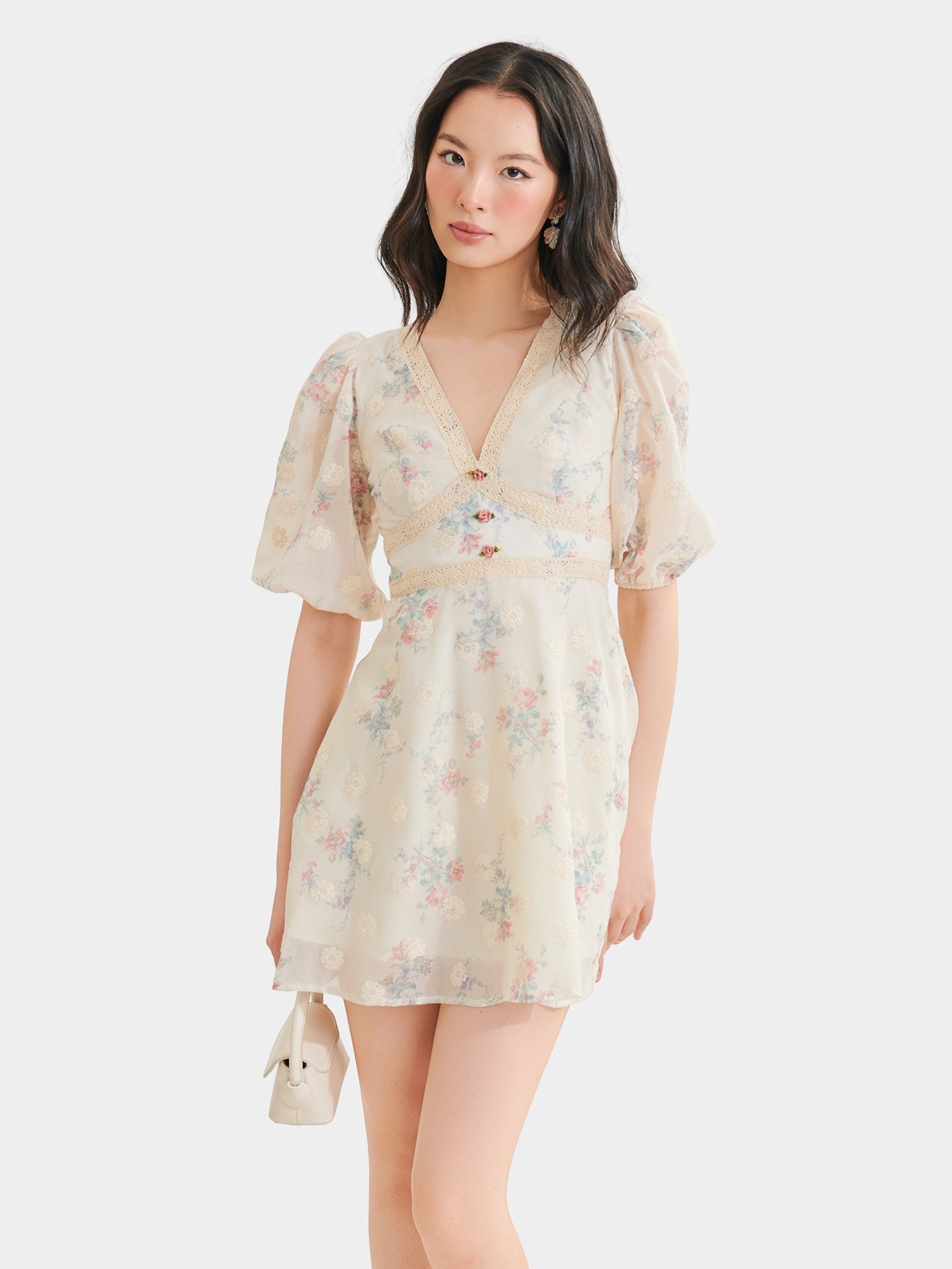 Đầm mini tơ thêu hoa tay lỡ cổ V phối ren