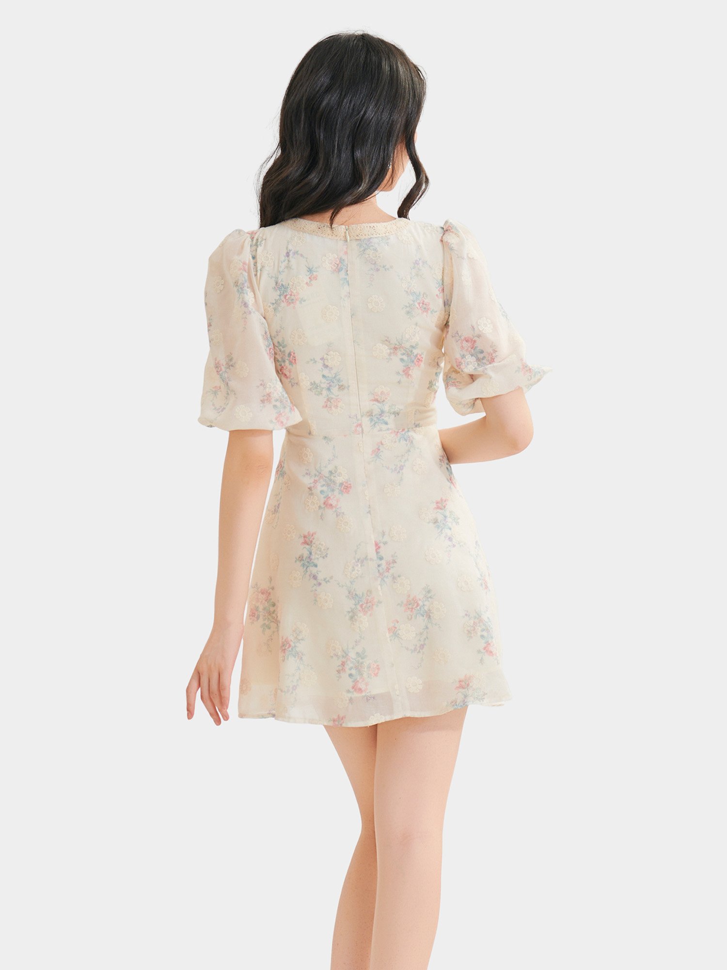 Đầm mini tơ thêu hoa tay lỡ cổ V phối ren