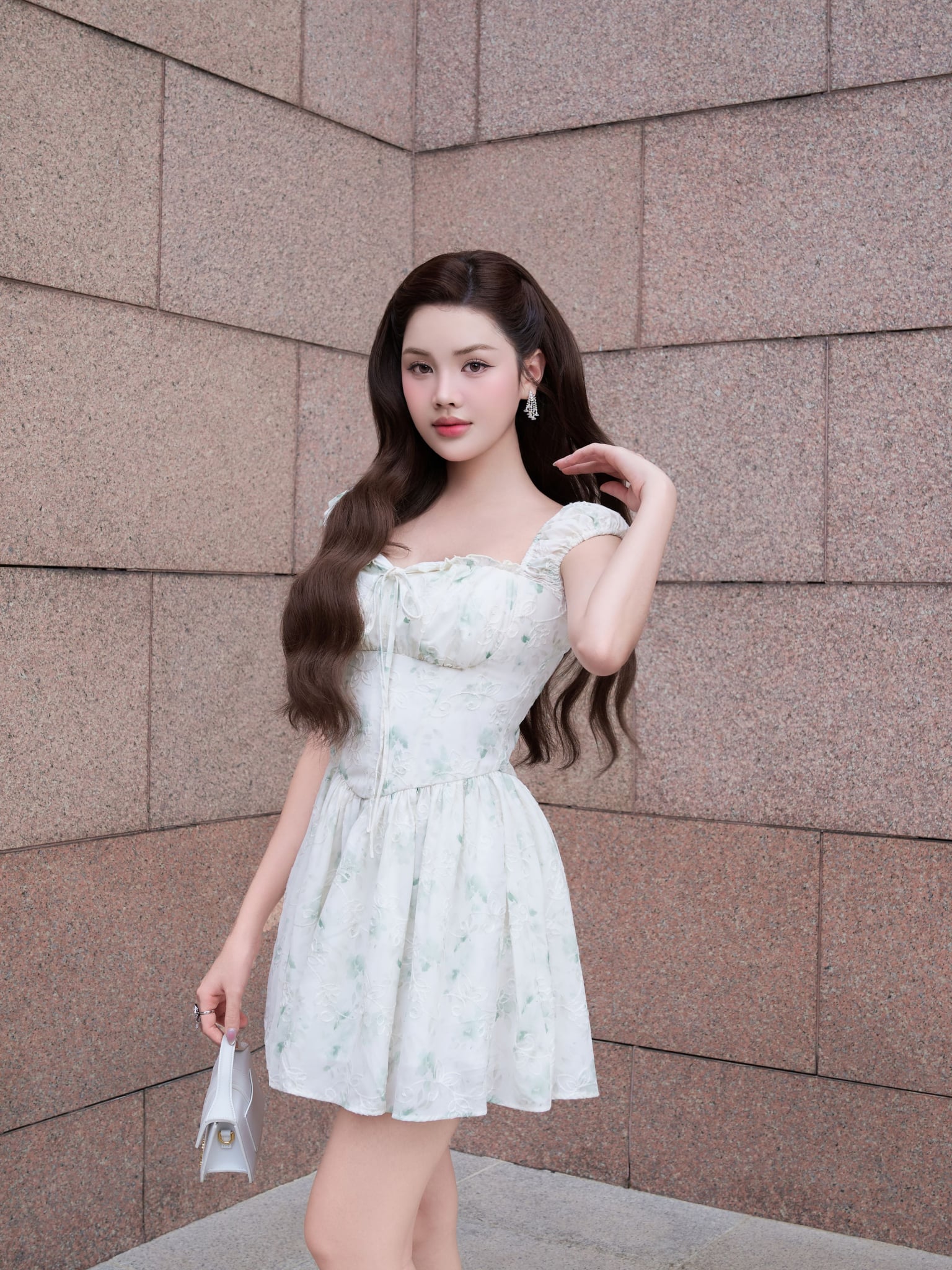 Đầm mini tơ thêu hoa dáng xòe