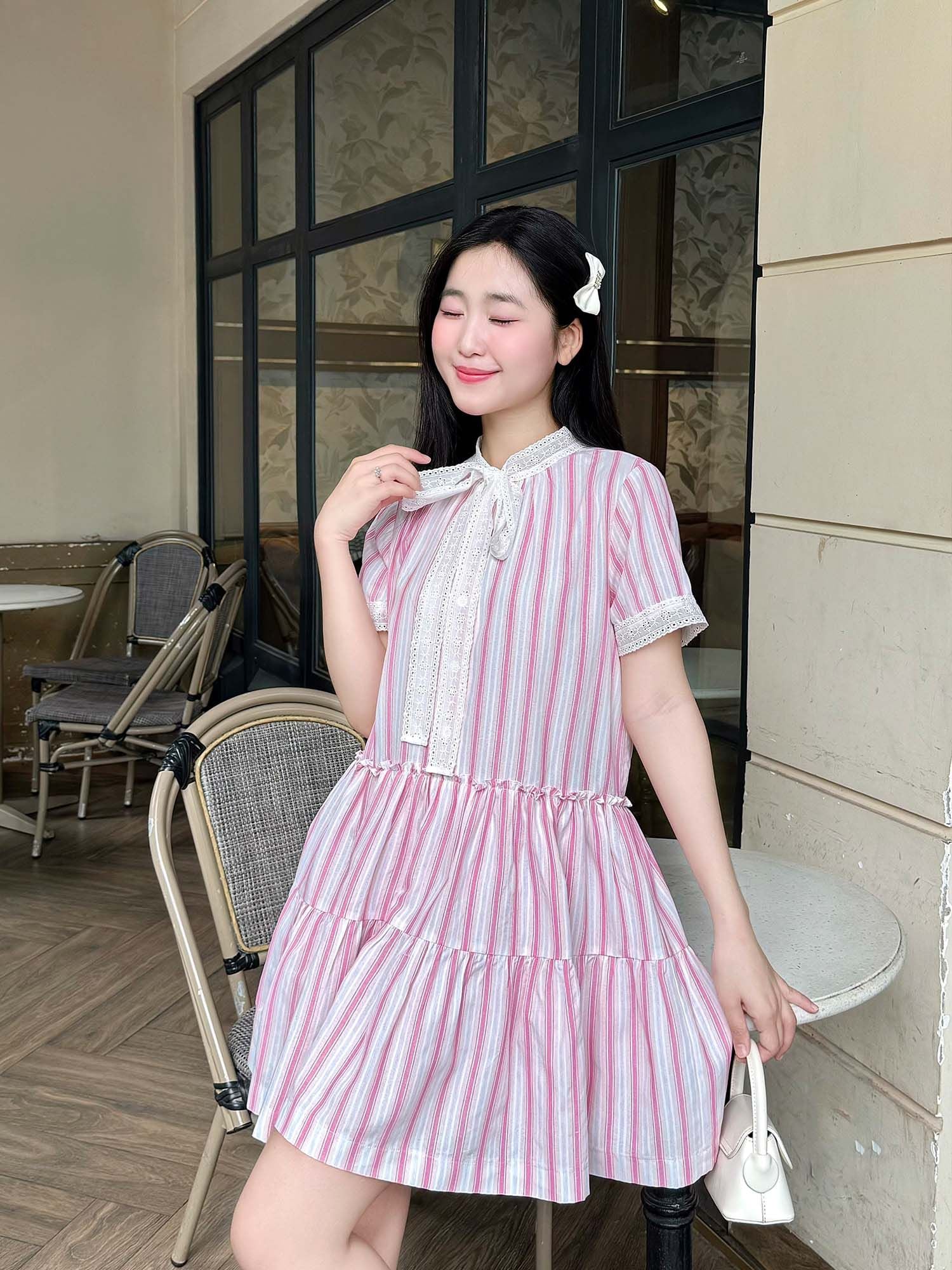  Đầm sọc phối ren viền cổ 