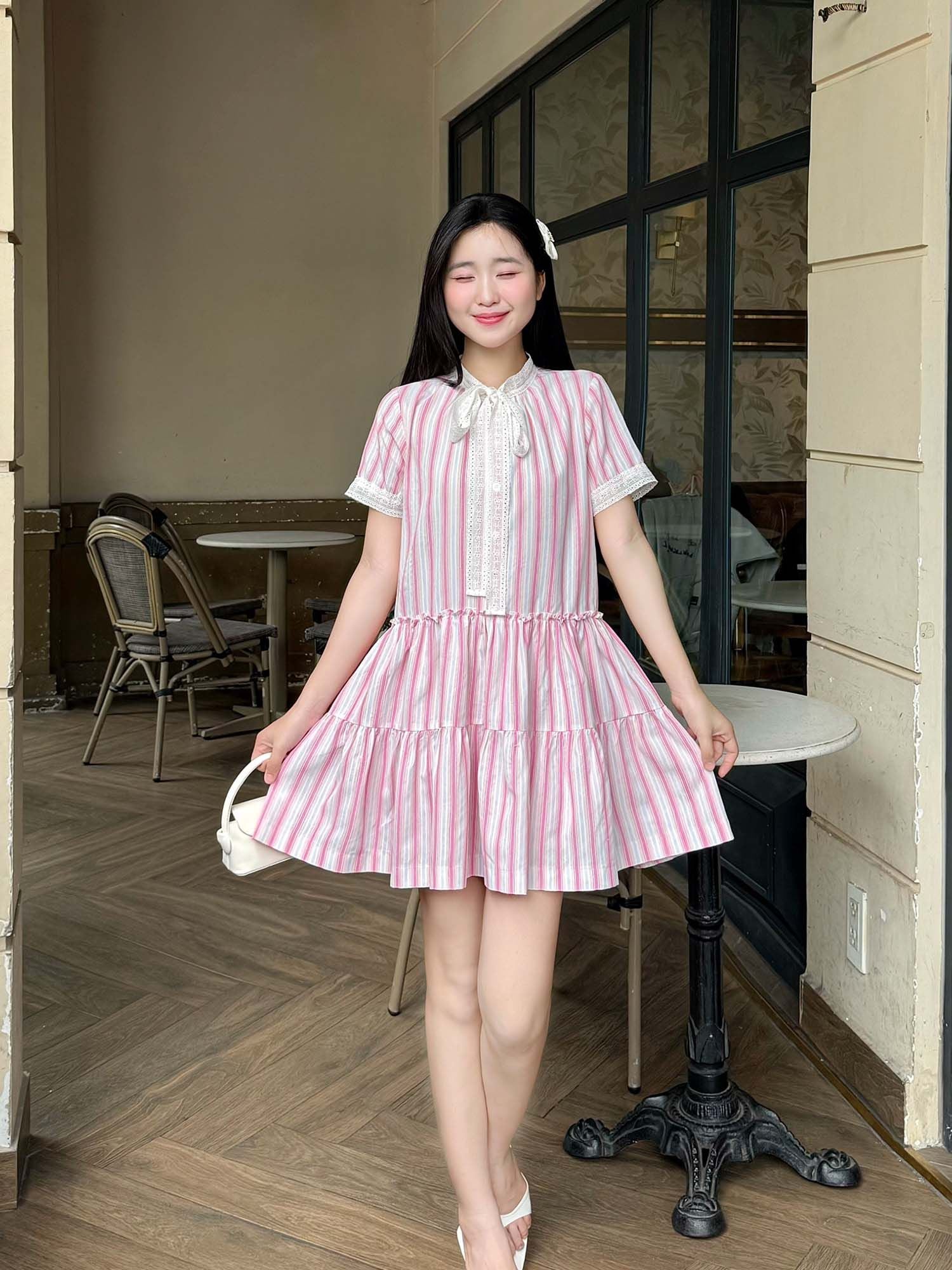  Đầm sọc phối ren viền cổ 