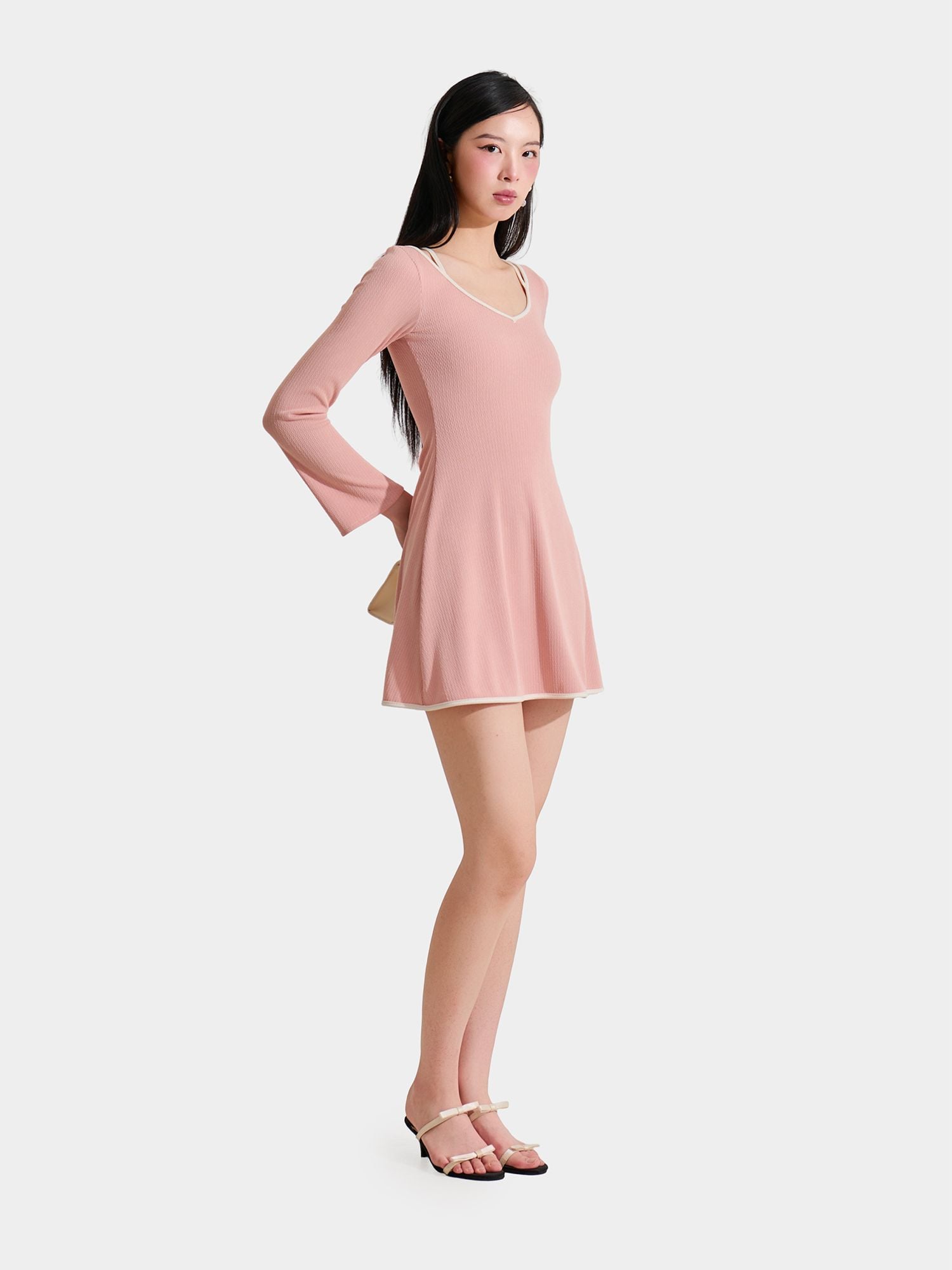  Đầm thun mini tay dài cổ tim viền phối 