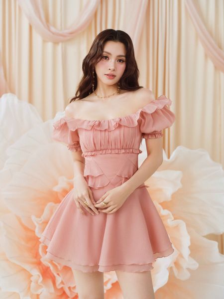  Đầm mini trễ vai nhún ngực phối bèo 
