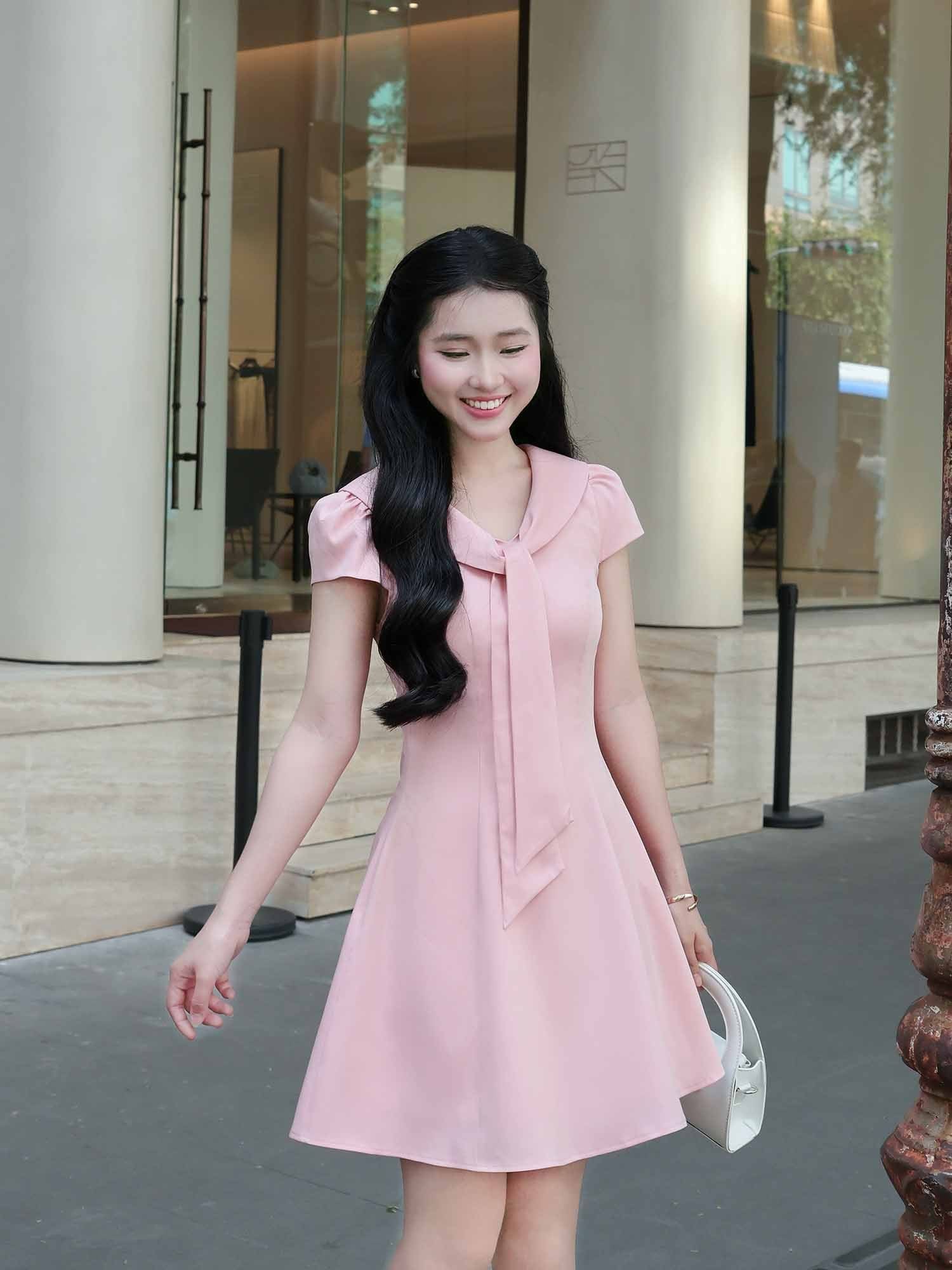  Đầm ngắn cổ áo thắt nơ 