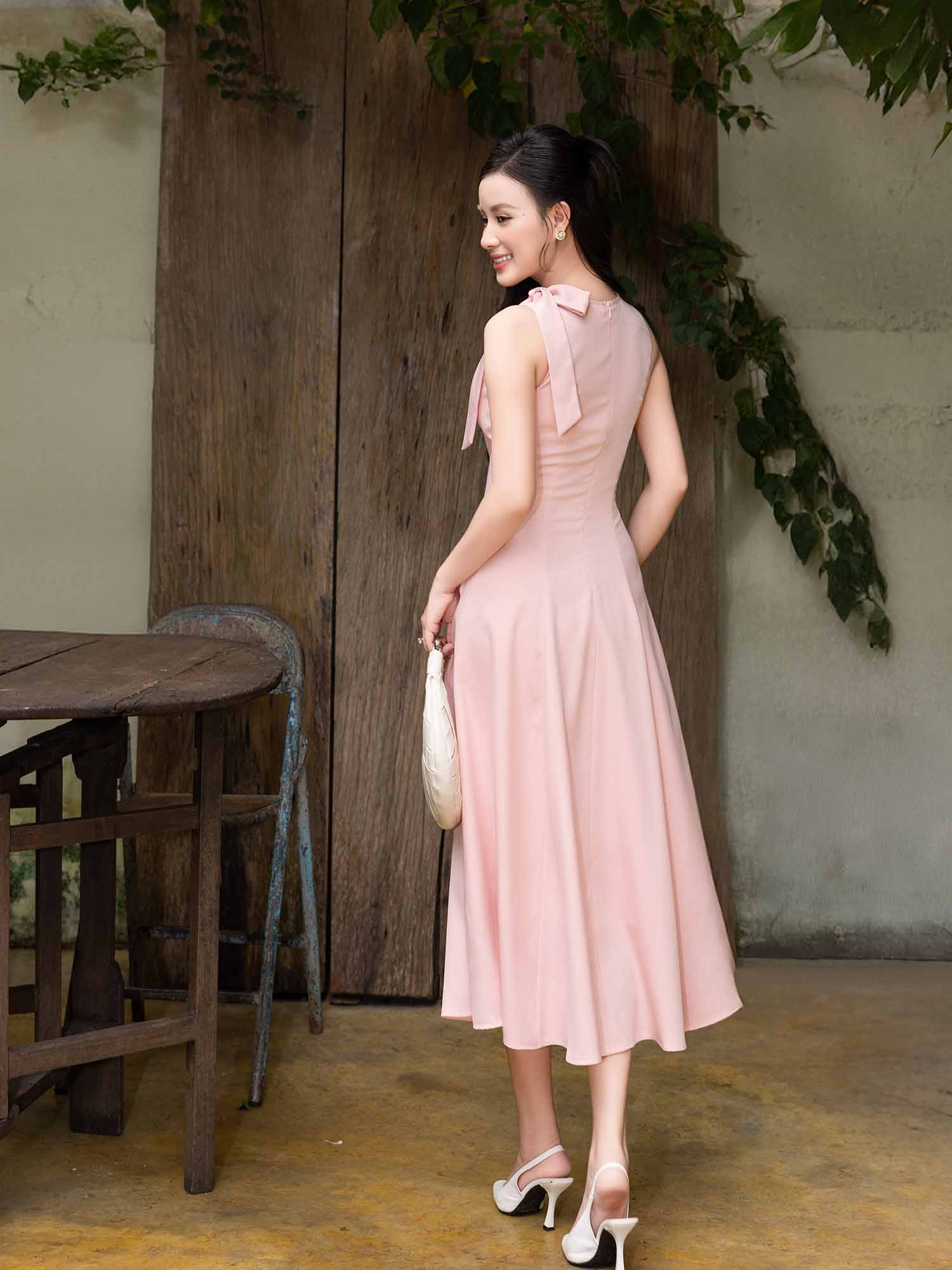 Đầm midi sát nách khoét cổ phối nơ