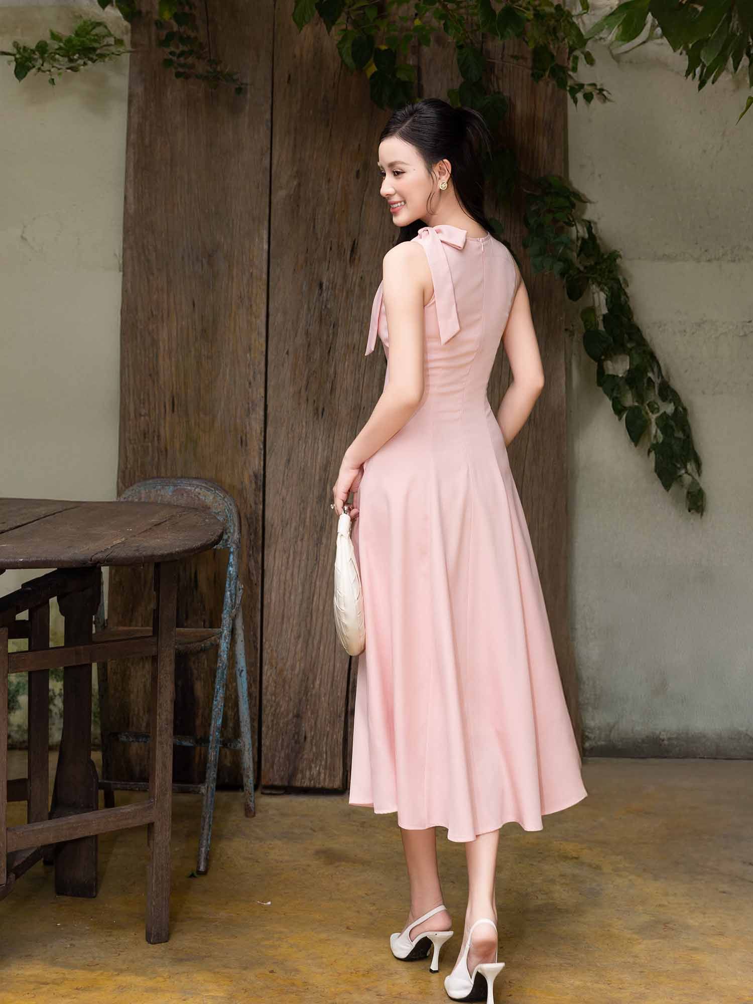  Đầm midi sát nách khoét cổ phối nơ 