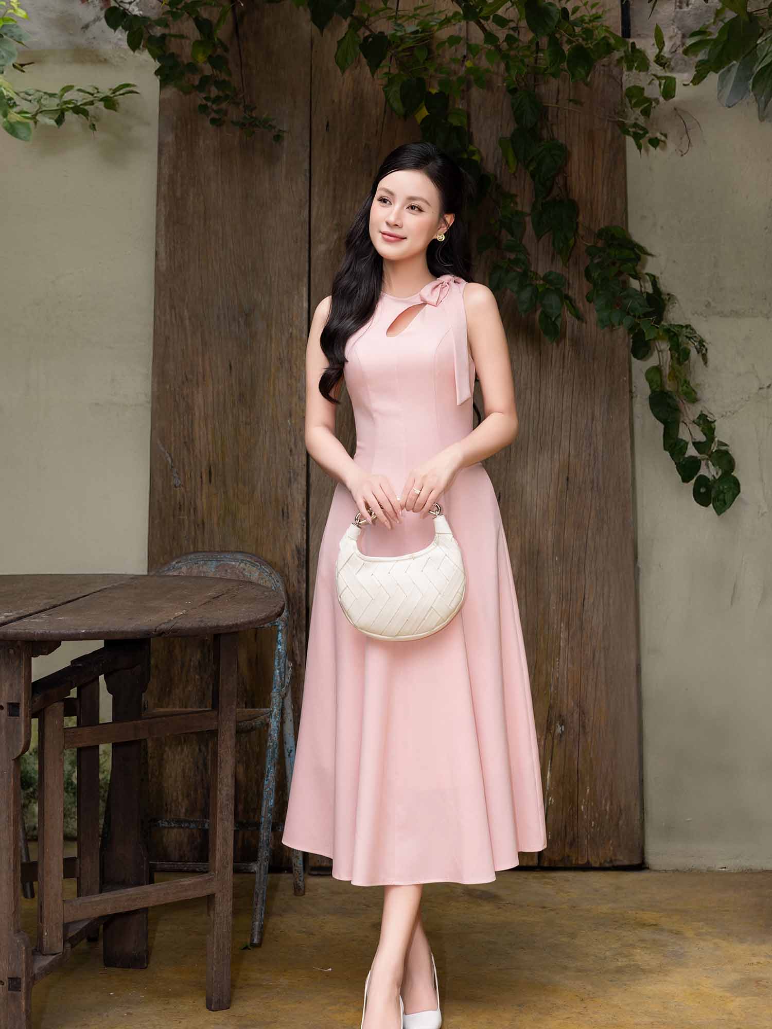 Đầm midi sát nách khoét cổ phối nơ