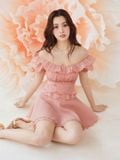  Đầm mini trễ vai nhún ngực phối bèo 