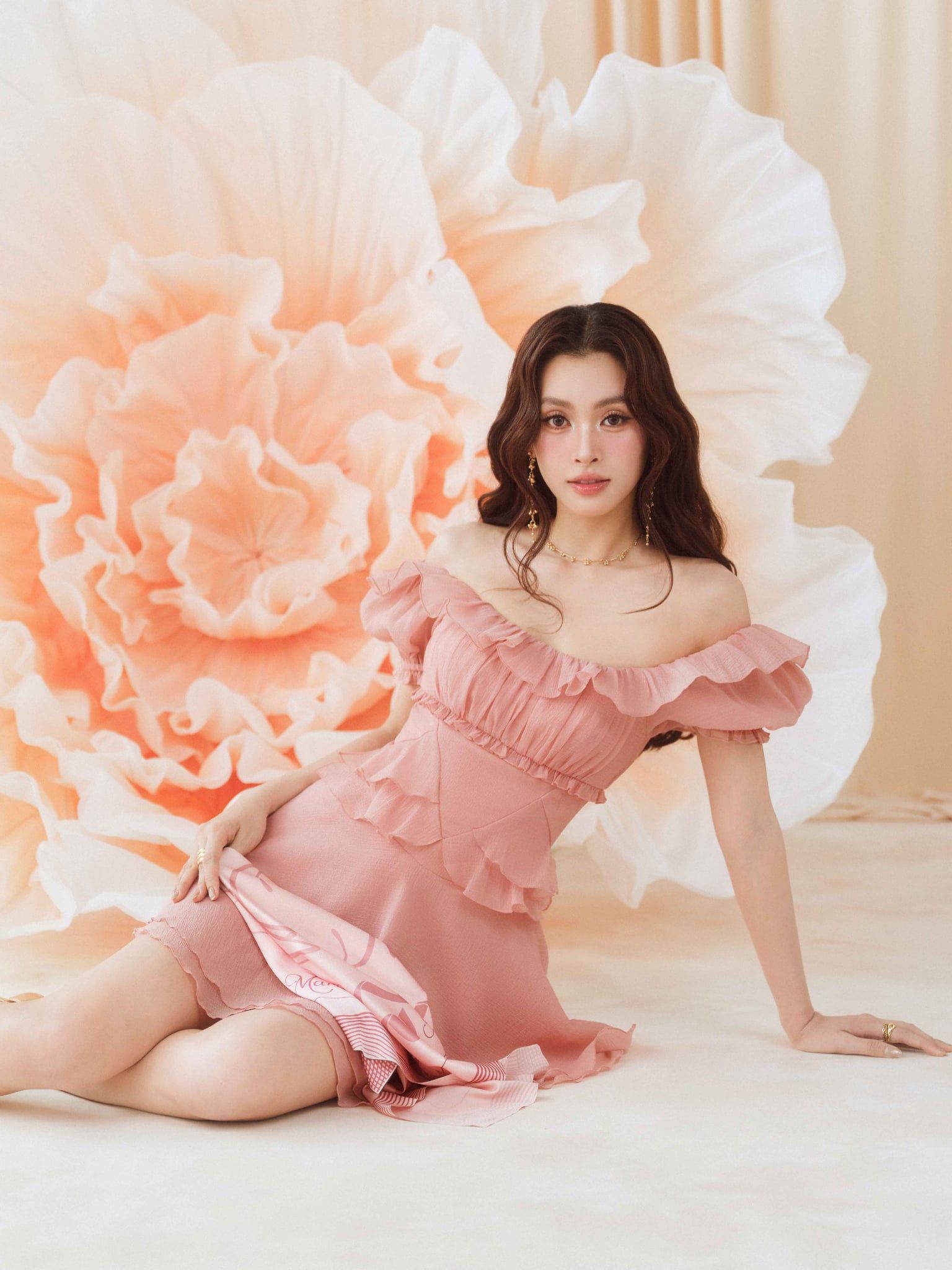  Đầm mini trễ vai nhún ngực phối bèo 