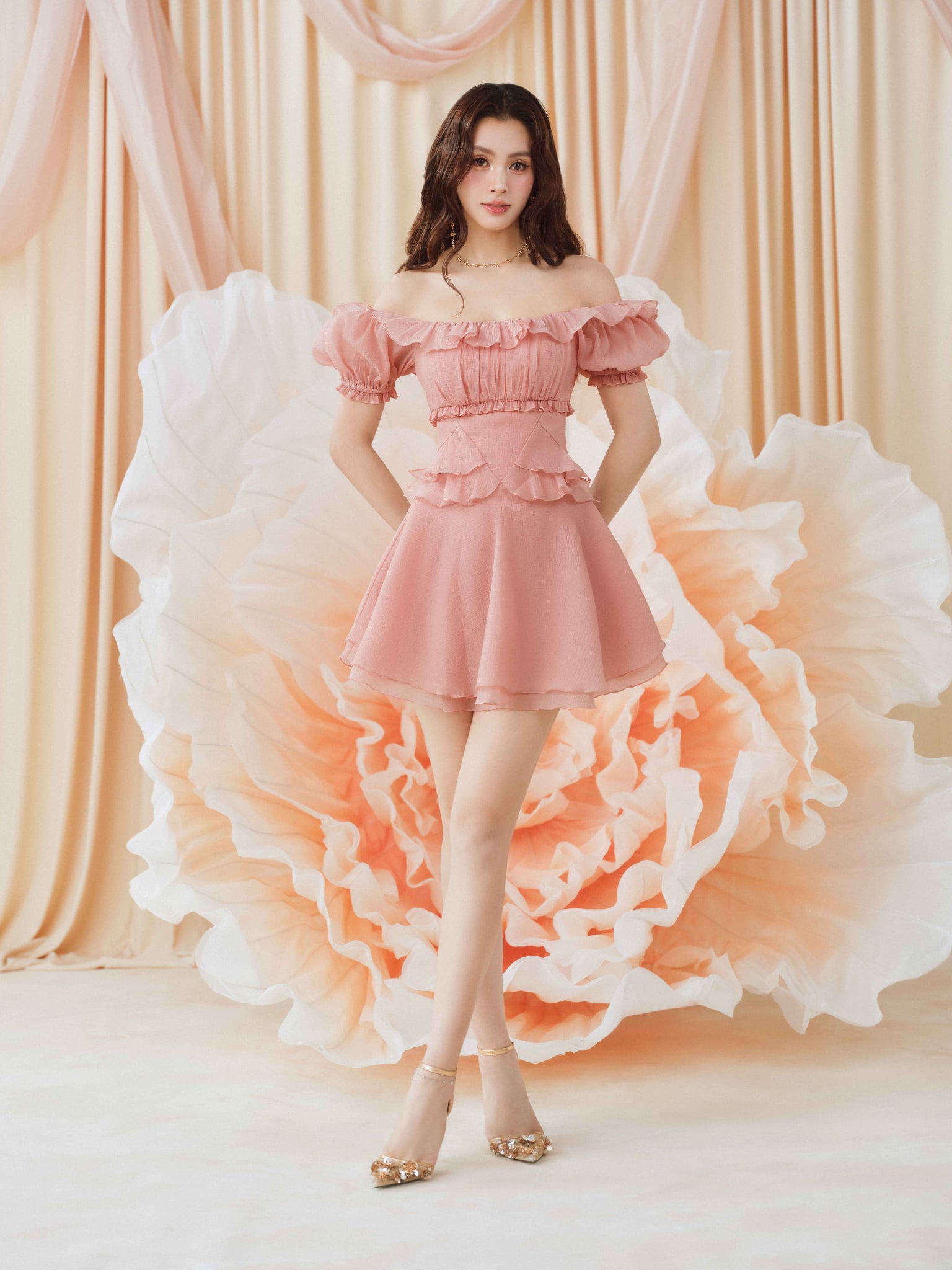 Đầm mini trễ vai nhún ngực phối bèo