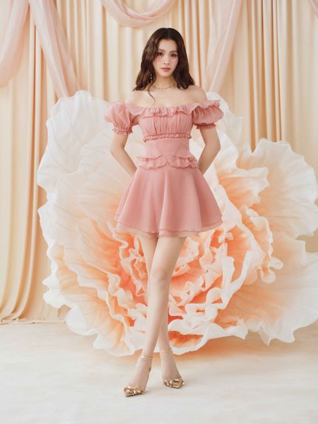  Đầm mini trễ vai nhún ngực phối bèo 