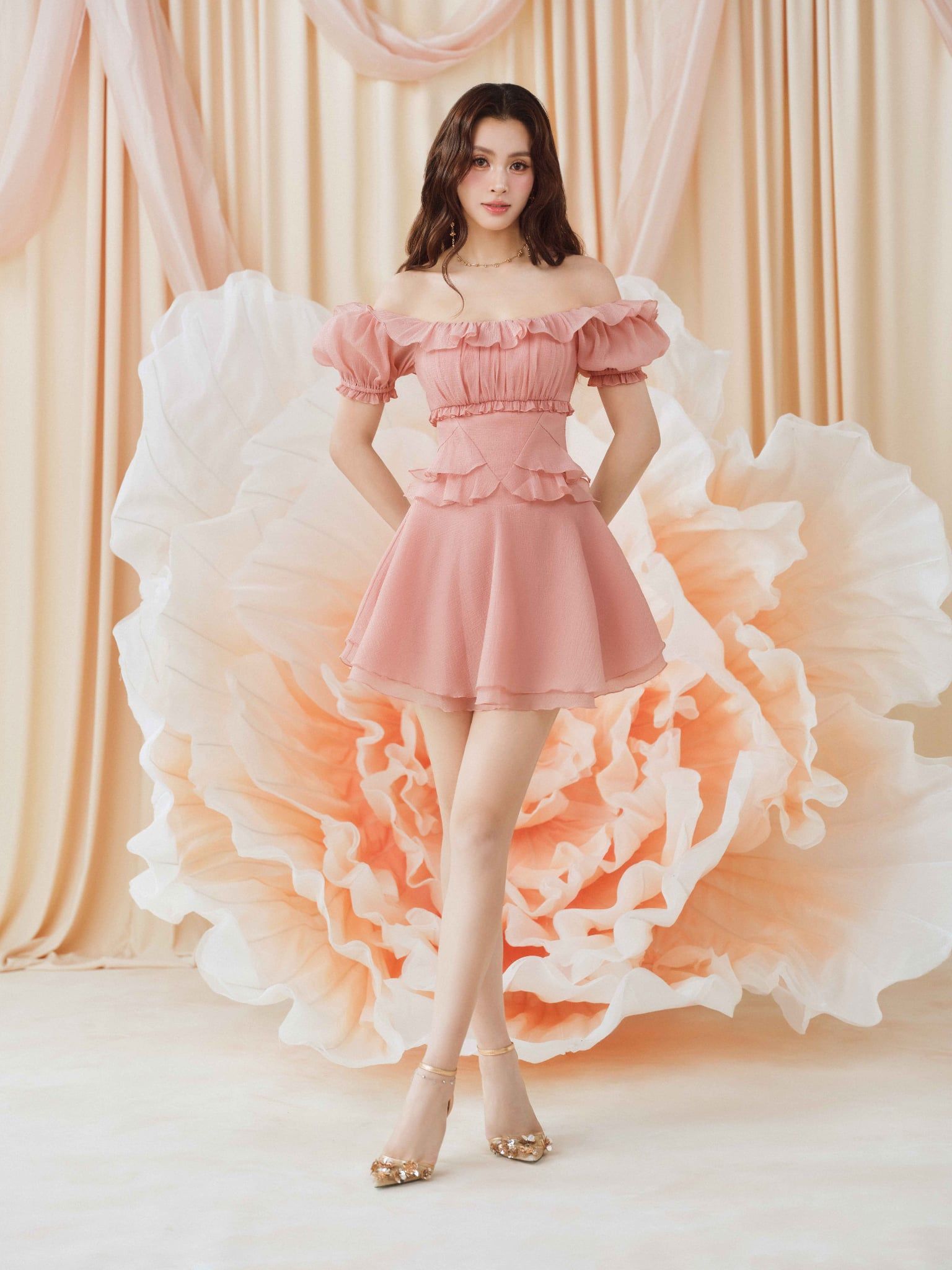 Đầm mini trễ vai nhún ngực phối bèo 
