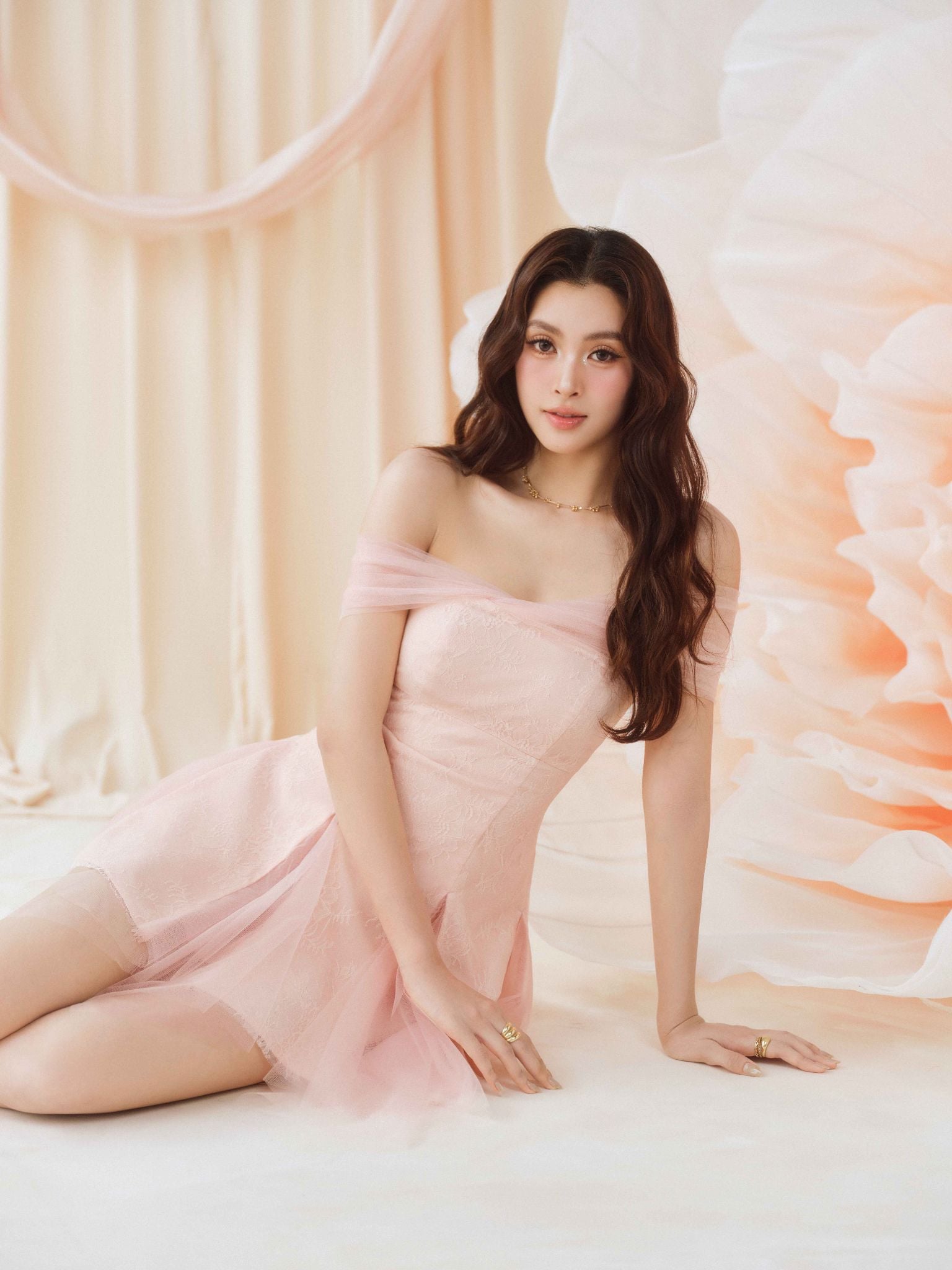  Đầm cup mini phối lưới choàng vai và tùng 