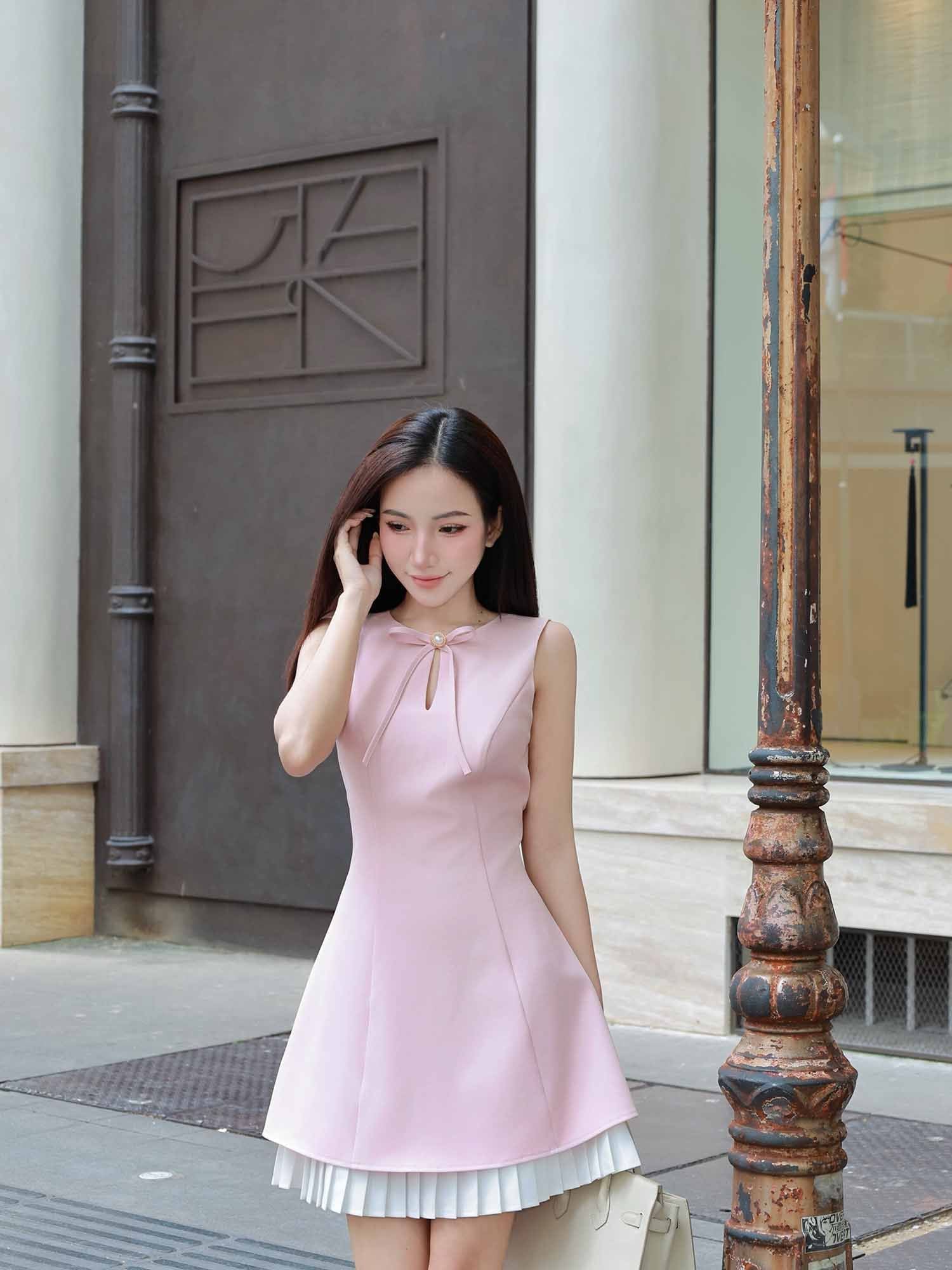  Đầm mini lai dập ly khoét cổ 