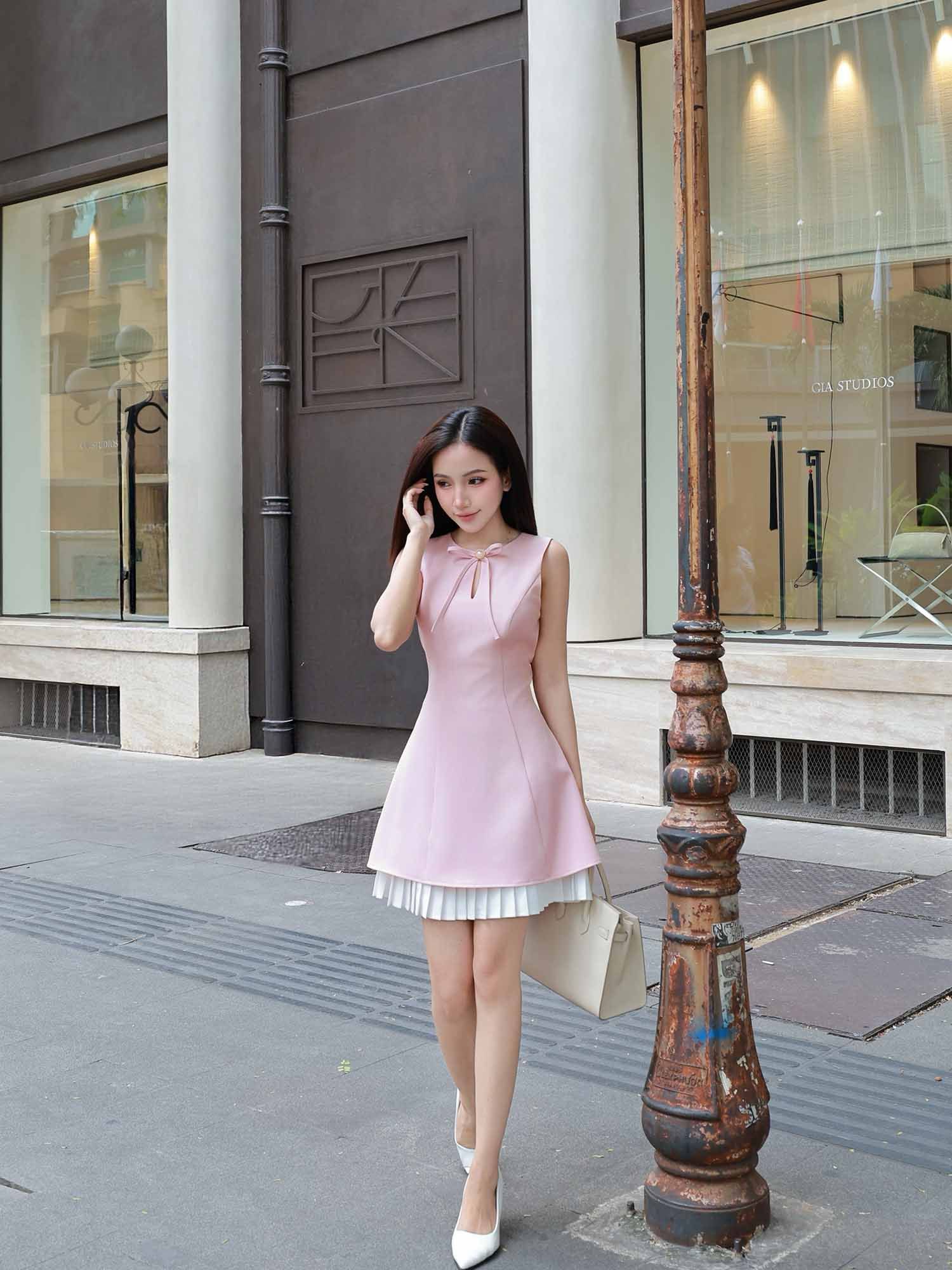  Đầm mini lai dập ly khoét cổ 