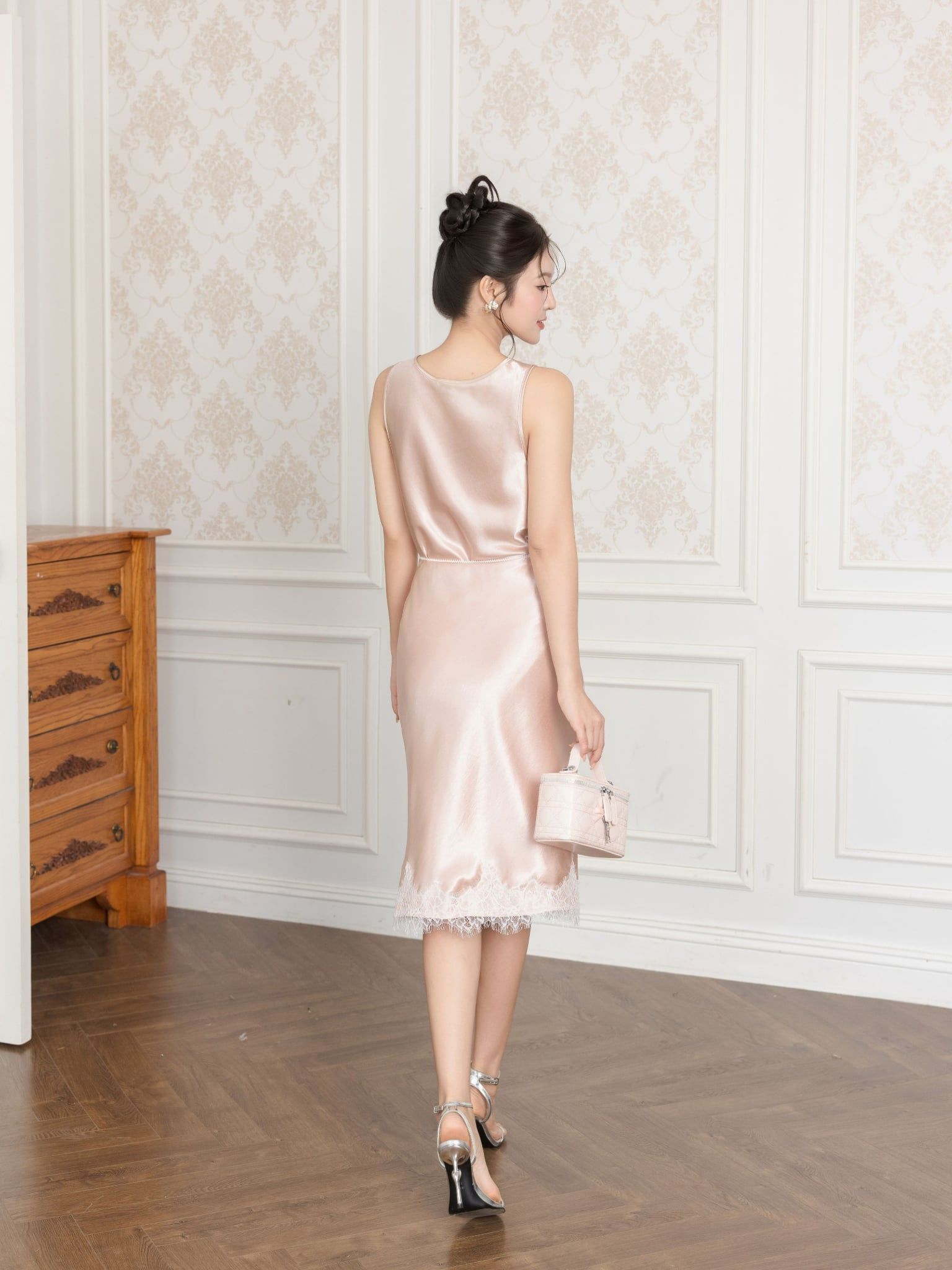  Chân váy midi lụa phối ren lai 