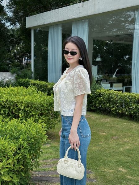  Áo ngắn tay xuyên thấu thêu họa tiết 