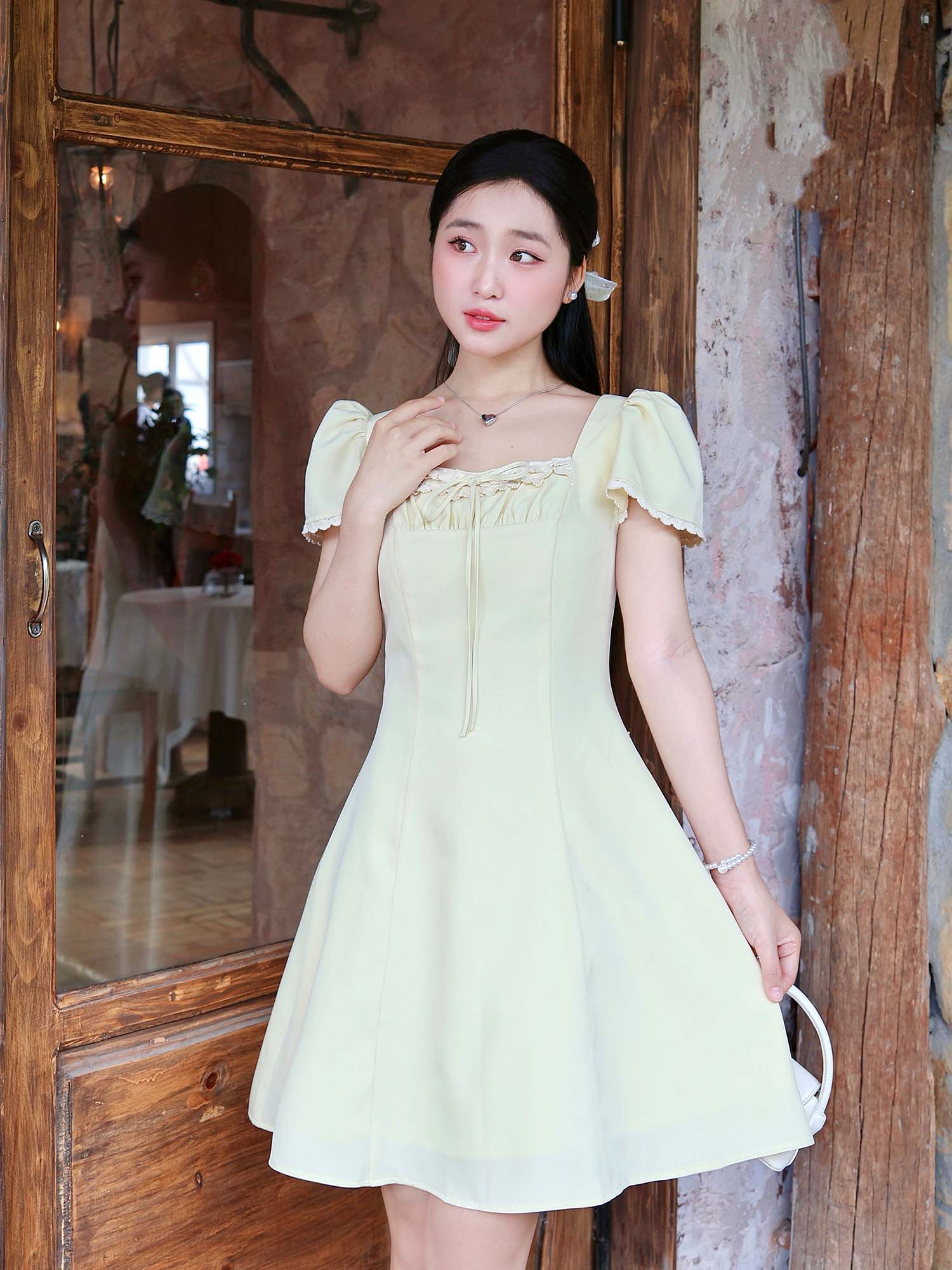 Đầm mini tay cánh tiên phối ren ngực đính nơ