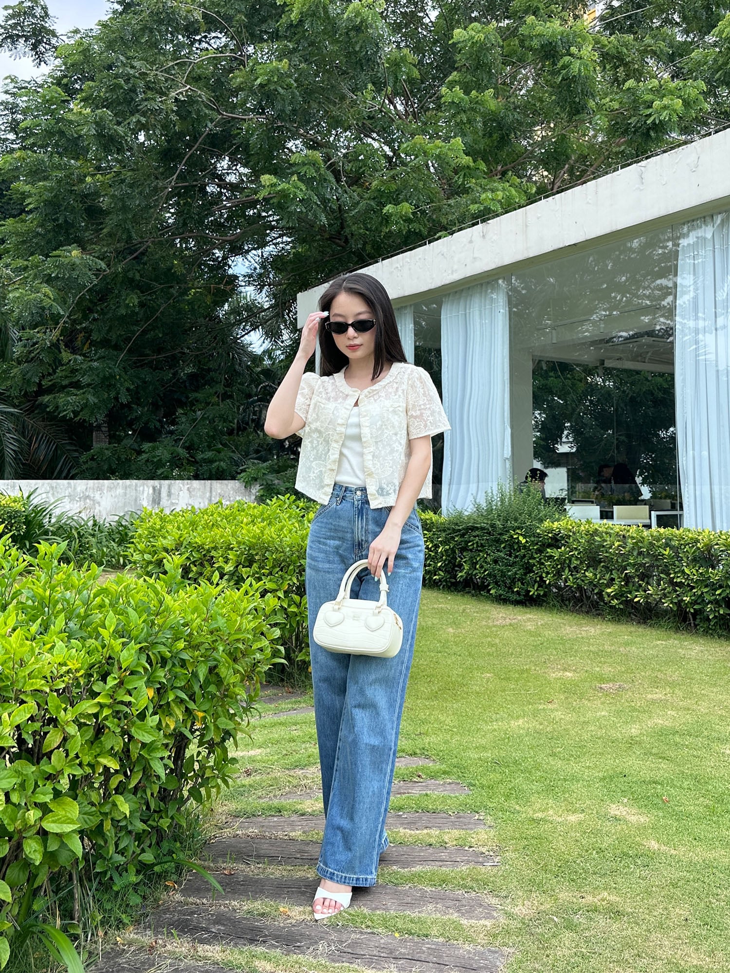 Áo ngắn tay xuyên thấu thêu họa tiết