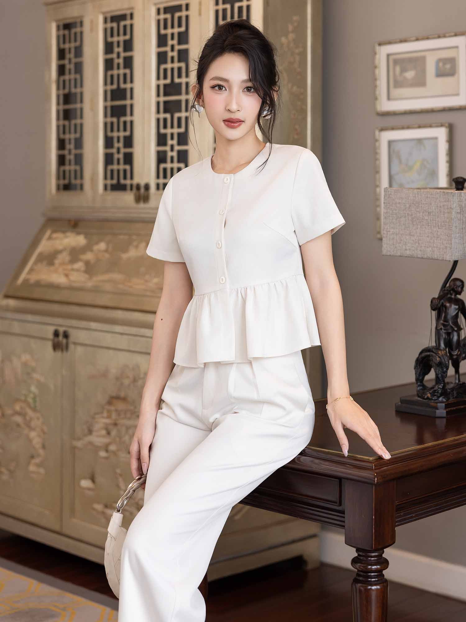 Áo cổ tròn nhún eo cơ bản