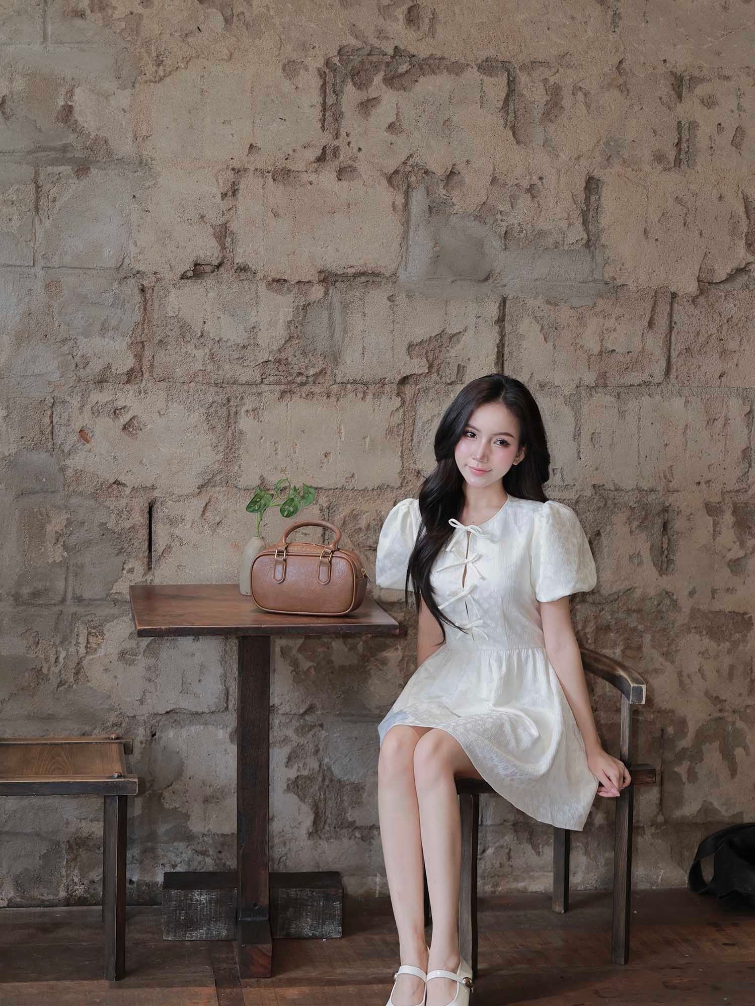  Đầm mini gấm tay phồng phối nơ 