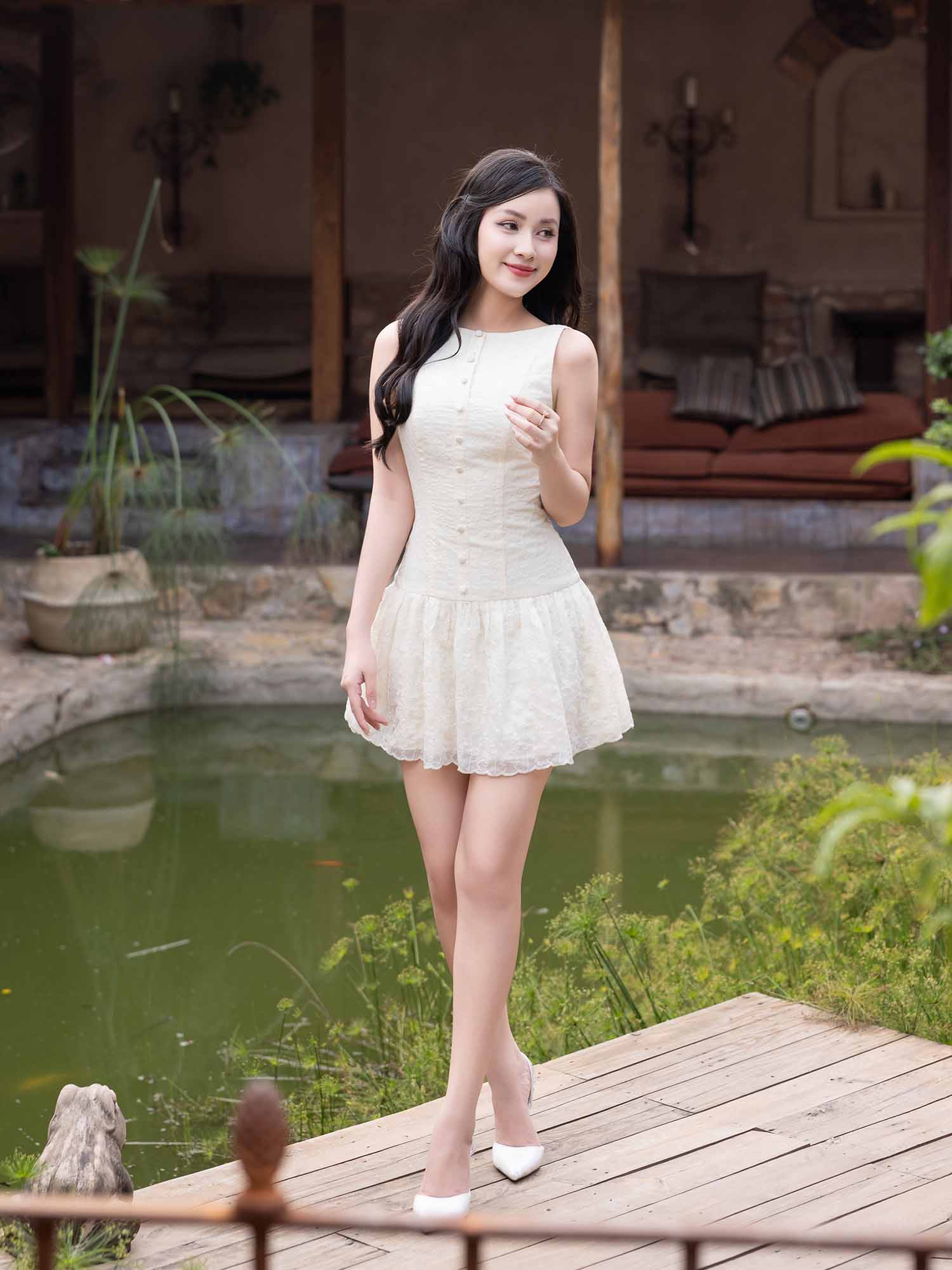 Đầm mini xô thêu hạ eo cổ thuyền