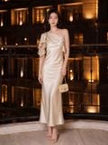  Đầm maxi lụa ánh lệch vai phối khăn 