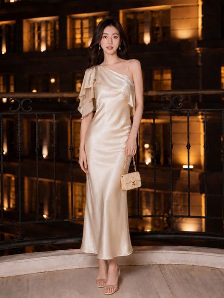  Đầm maxi lụa ánh lệch vai phối khăn 