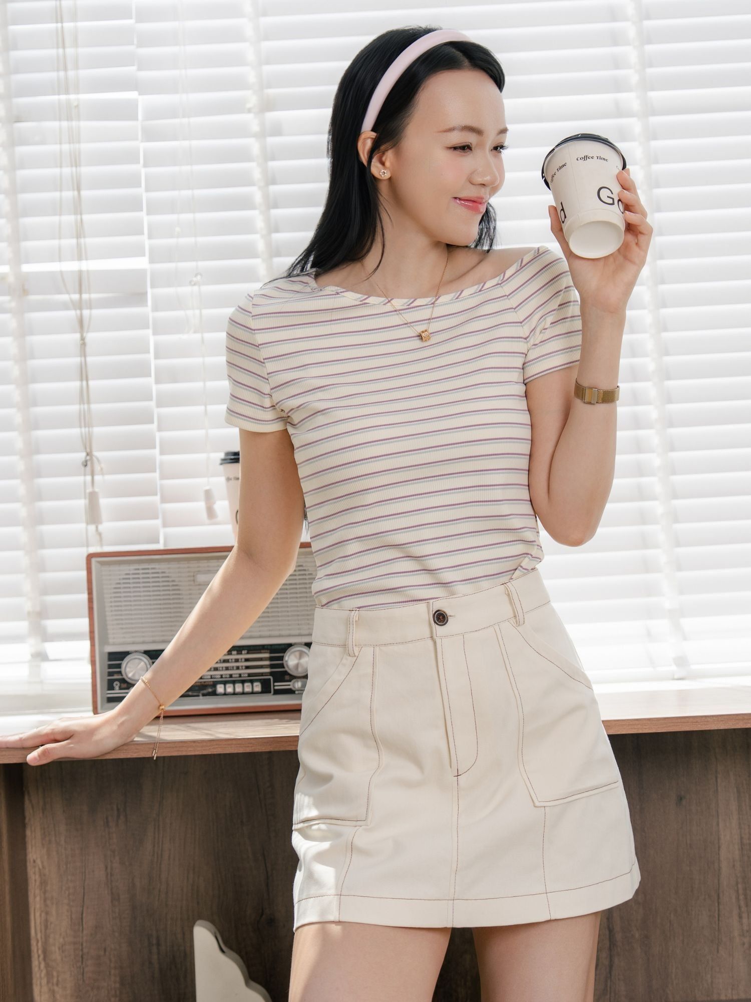  Váy mini kaki phối chỉ màu tương phản 
