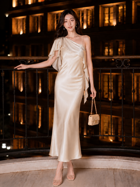  Đầm maxi lụa ánh lệch vai phối khăn 