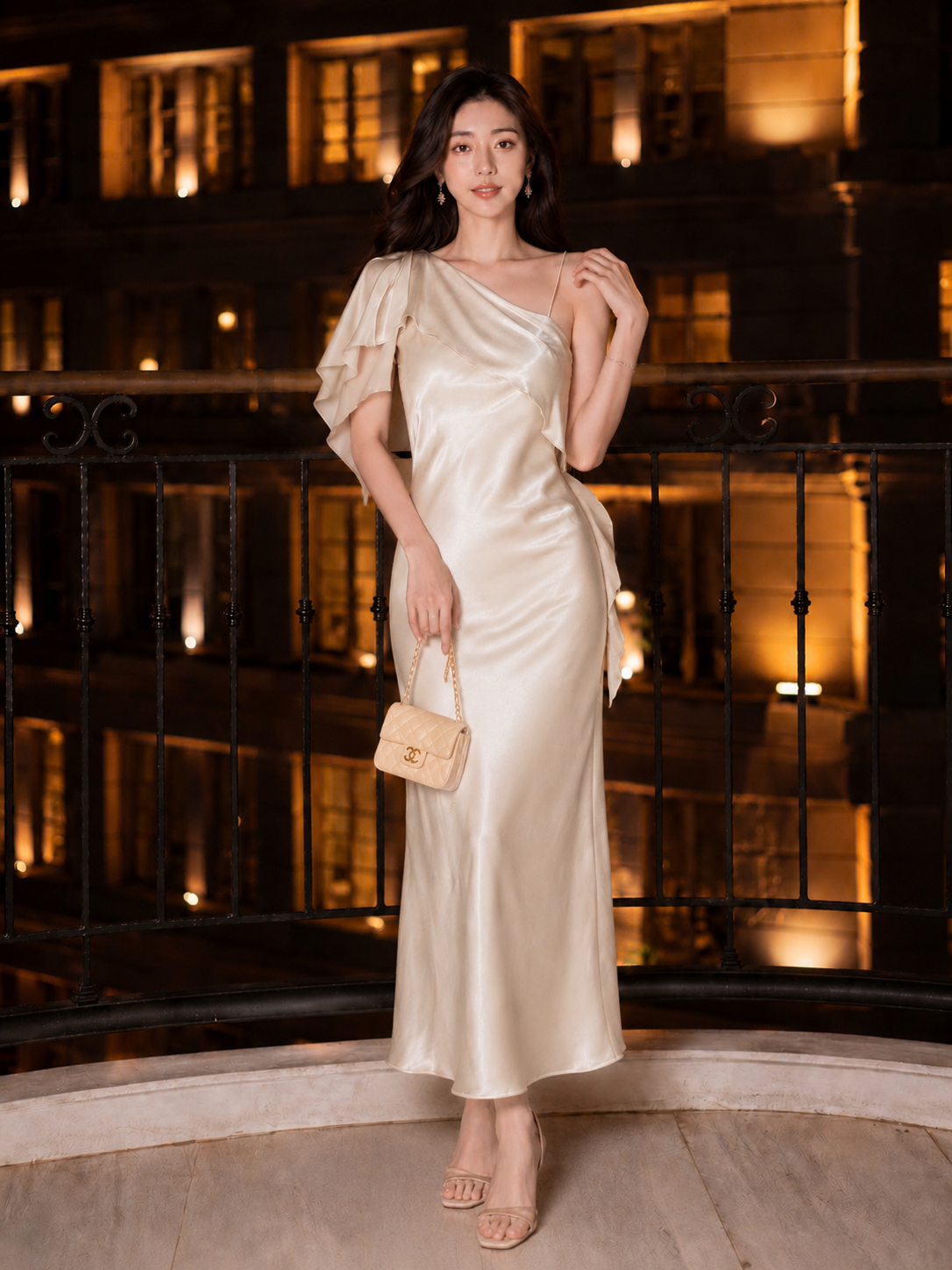  Đầm maxi lụa ánh lệch vai phối khăn 