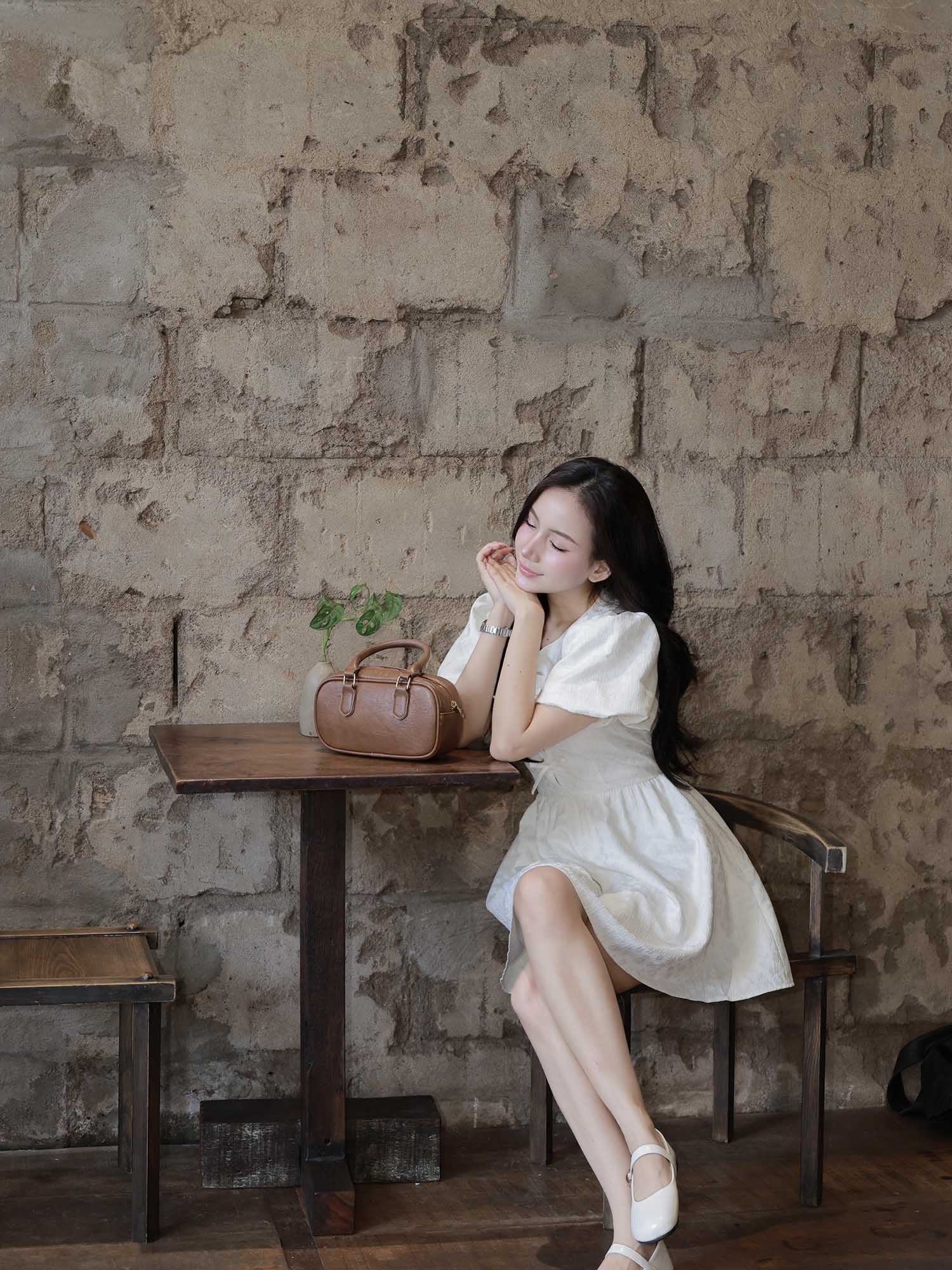 Đầm mini gấm tay phồng phối nơ