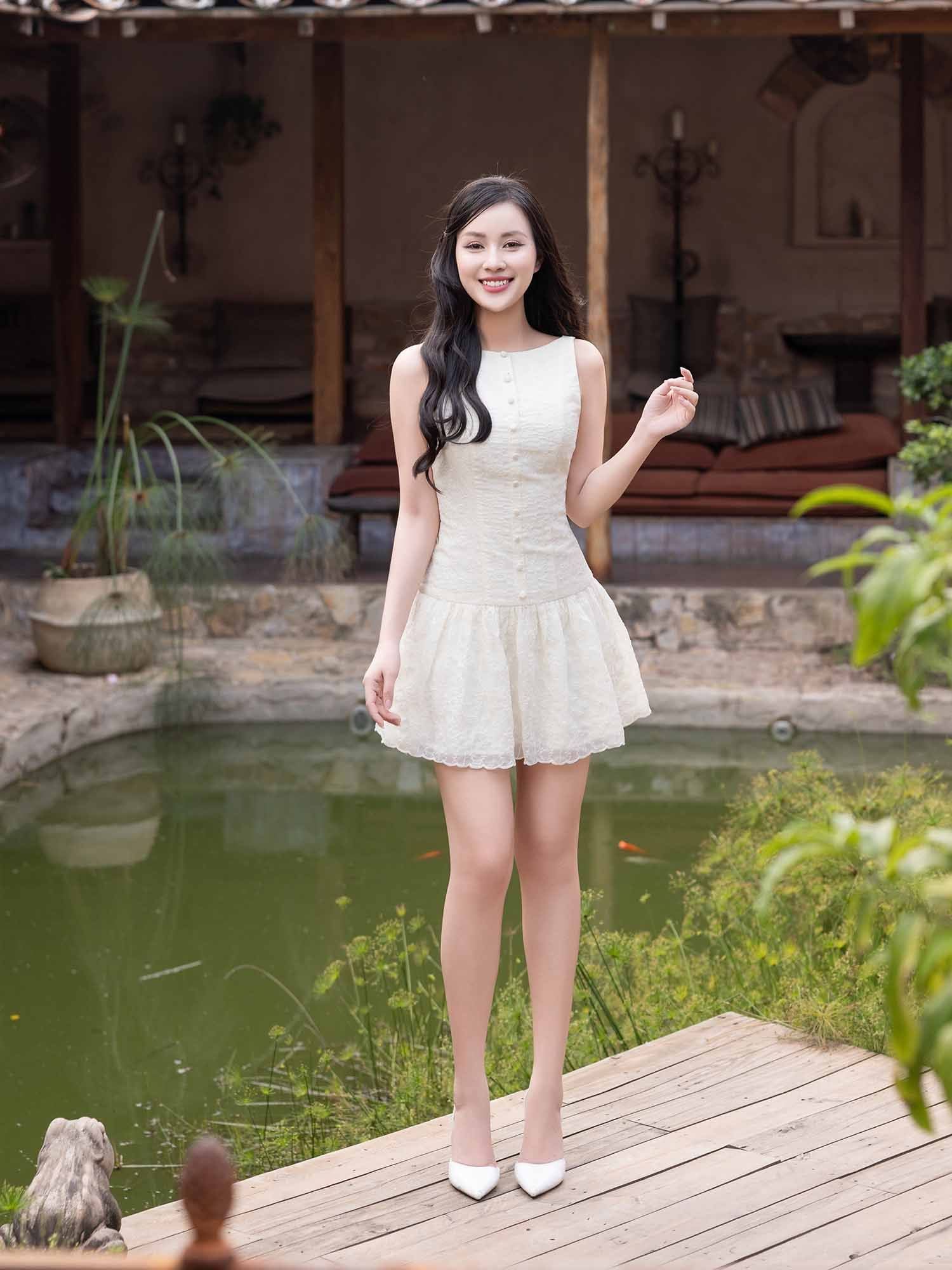  Đầm mini xô thêu hạ eo cổ thuyền 