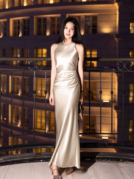  Đầm maxi lụa cổ tròn nhún eo 