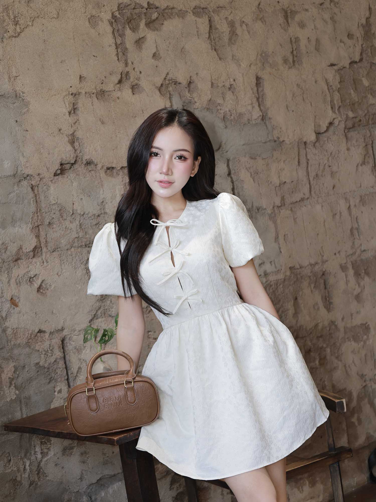 Đầm mini gấm tay phồng phối nơ