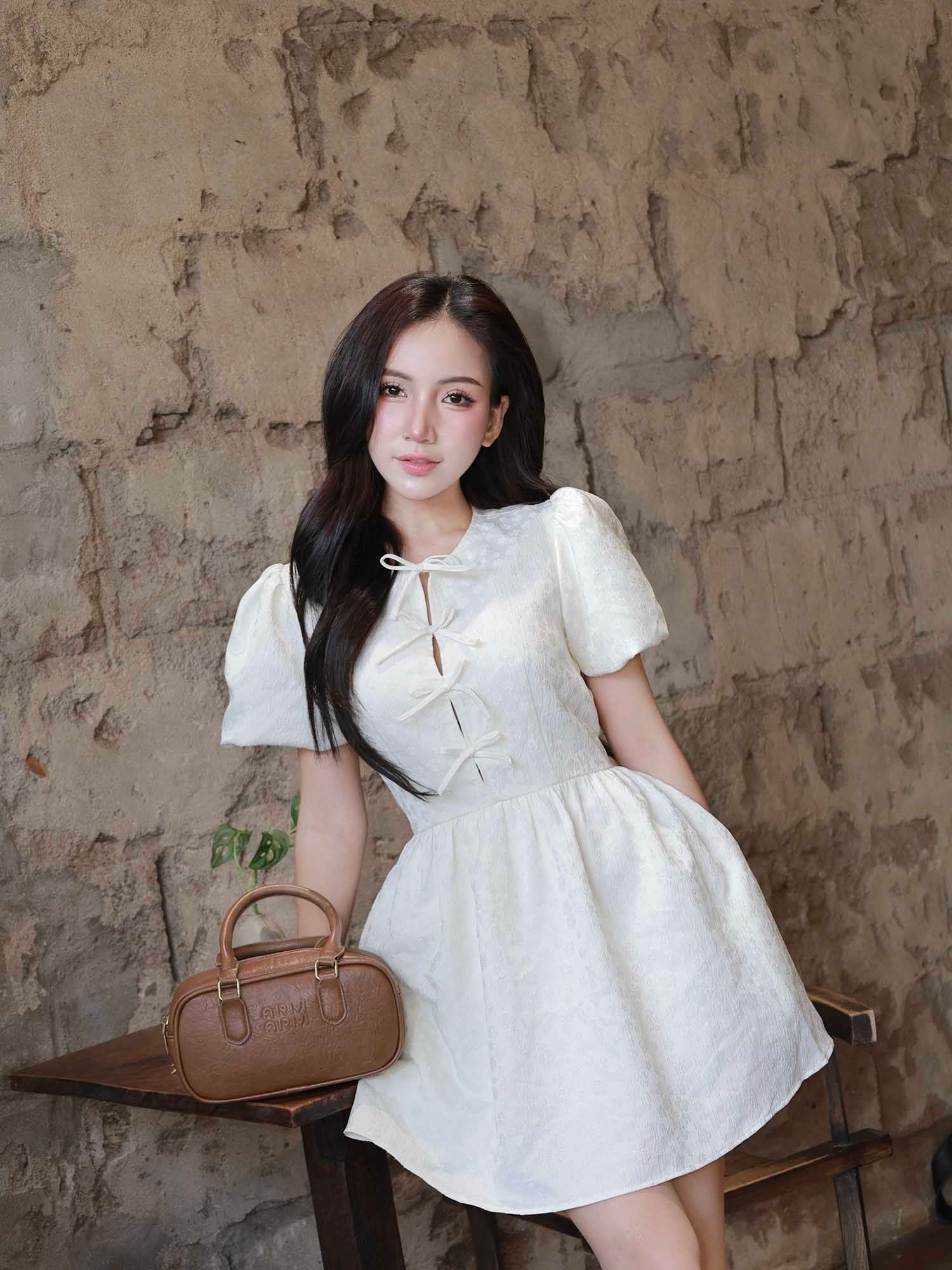  Đầm mini gấm tay phồng phối nơ 