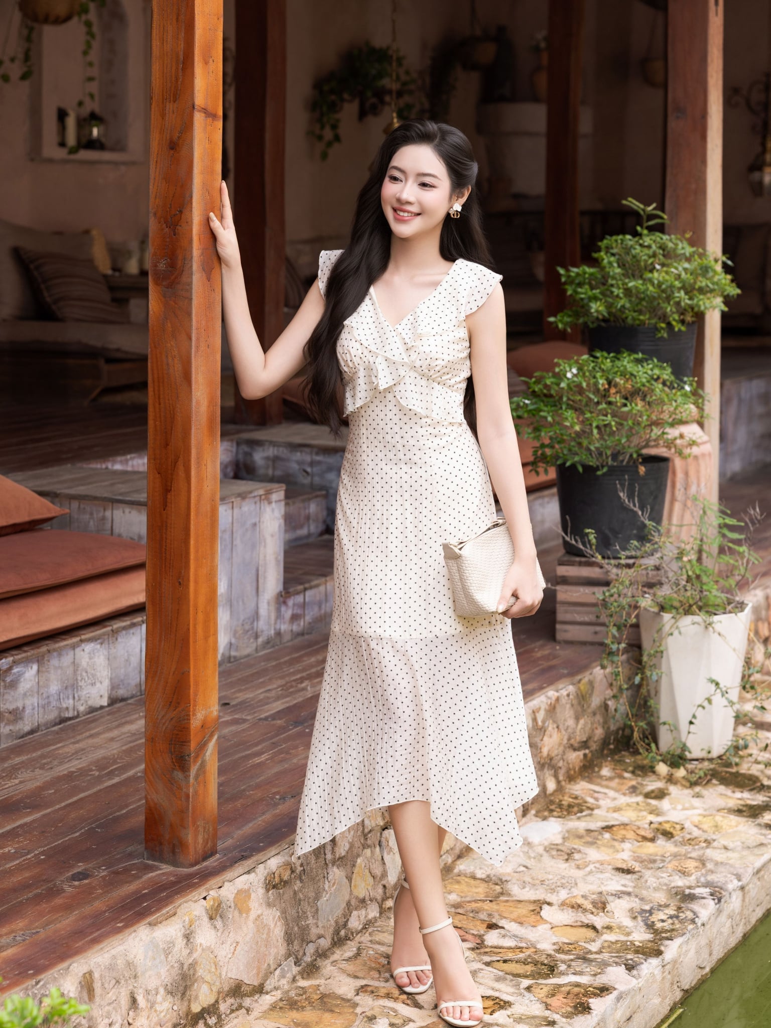 Đầm midi tơ chấm bi cổ V bèo