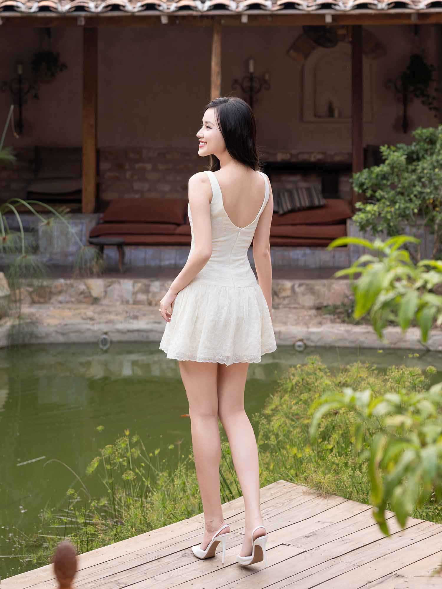 Đầm mini xô thêu hạ eo cổ thuyền