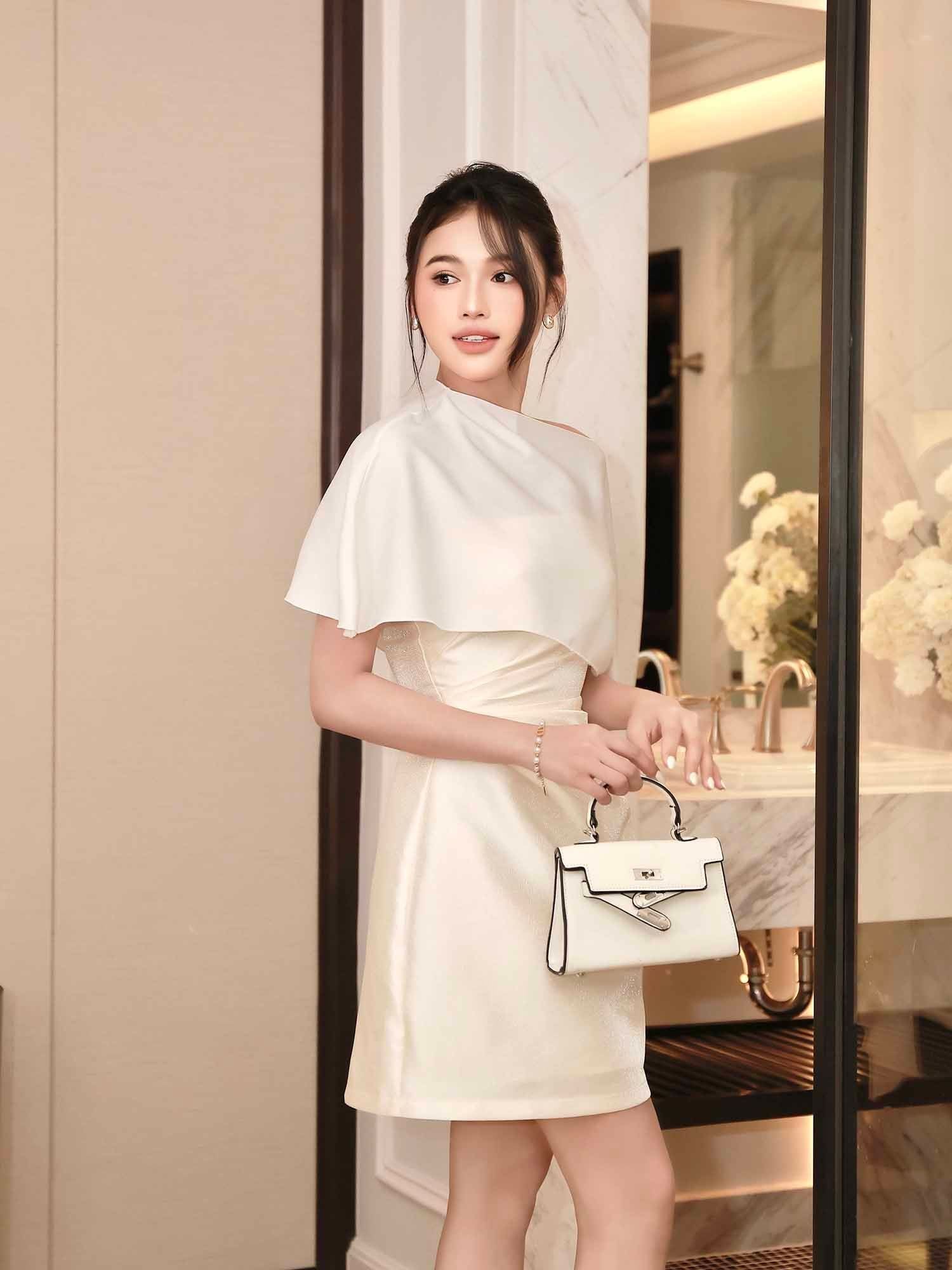  Đầm mini Tapta cúp ngực phối khăn lụa 