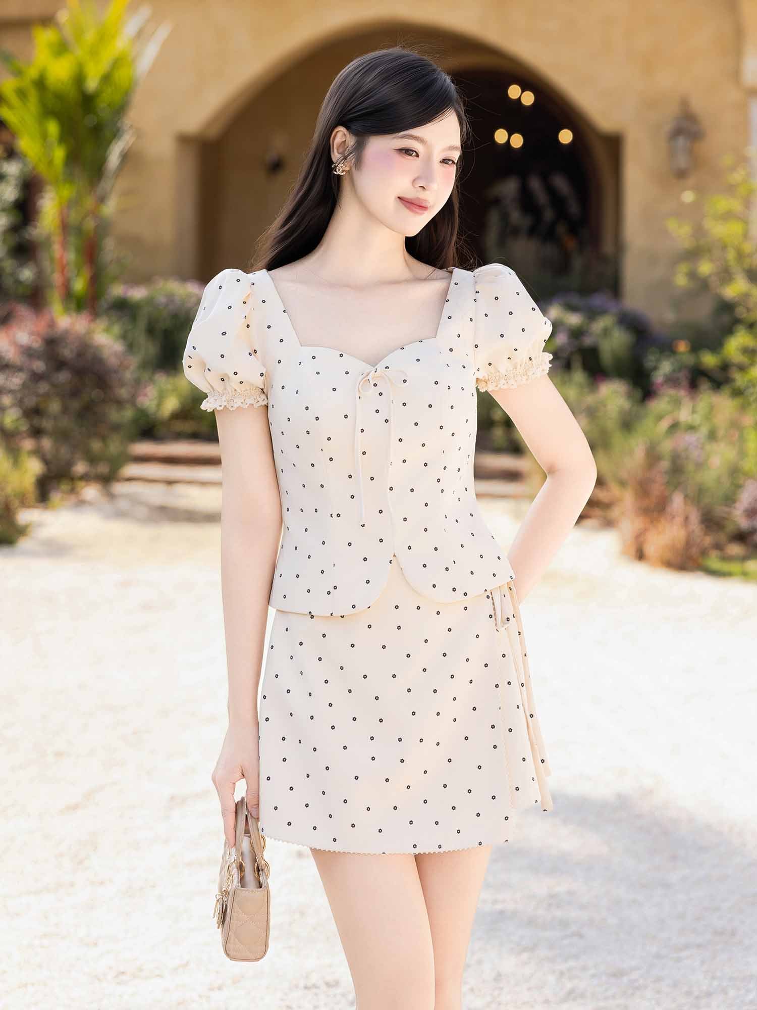 Áo kiểu kaki hoa nhí cổ tim tay phồng