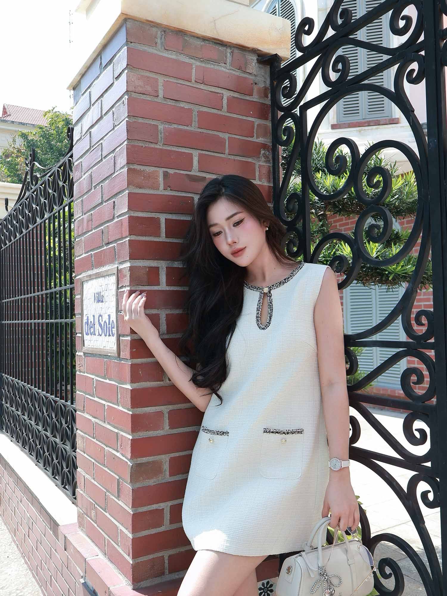  Đầm mini Tweed ngắn cổ giọt nước 